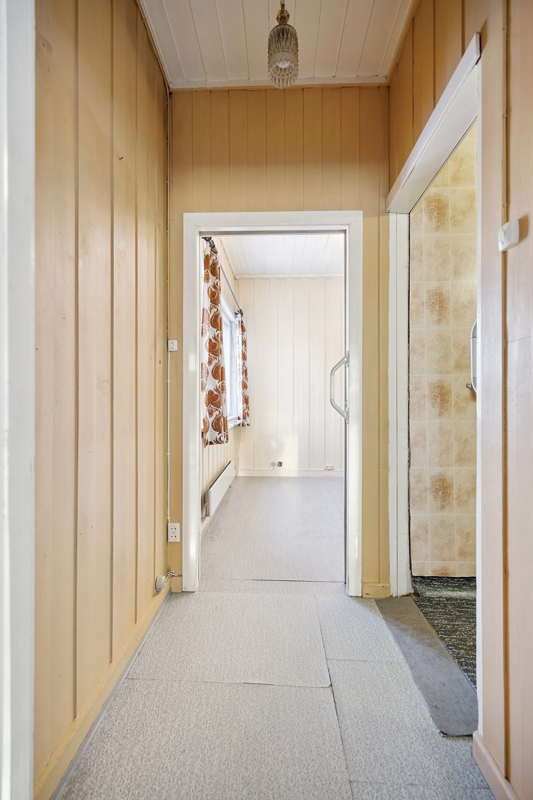 Gang som forbinder bad og soverom i første etasje. Galleribilde