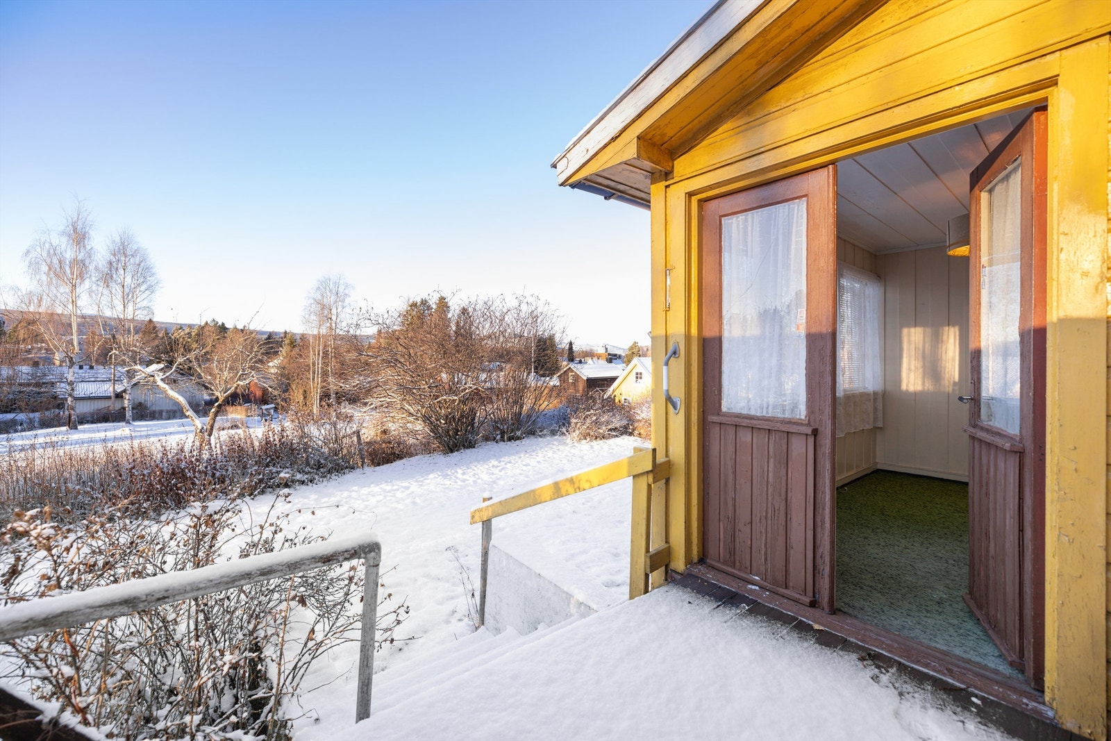 Den åpne terrassen på 5 m² er tilknyttet hagestuen og har trapp ned til hagen. Galleribilde