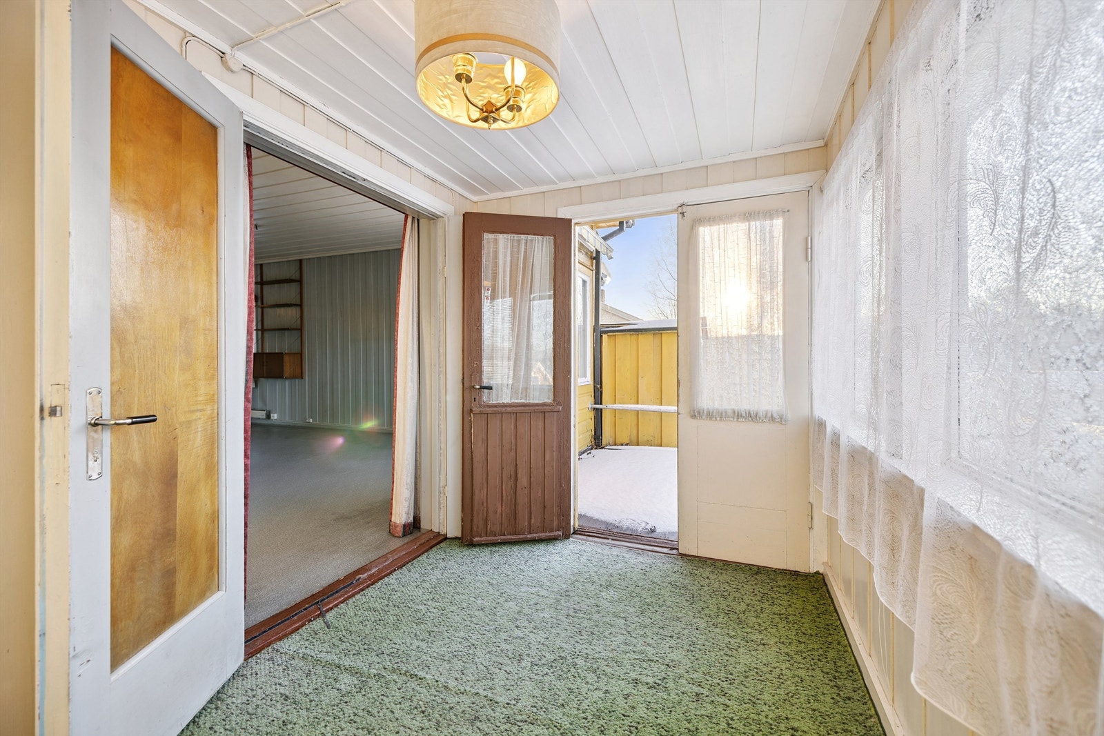 Fra stuen kommer du ut til en hagestue på 7 m². Galleribilde