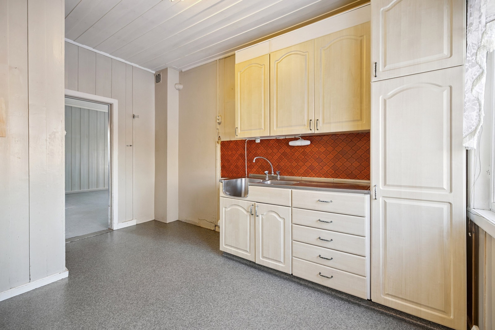 Separat kjøkken med eldre innredning, laminerte fronter og godt med skapplass. Galleribilde