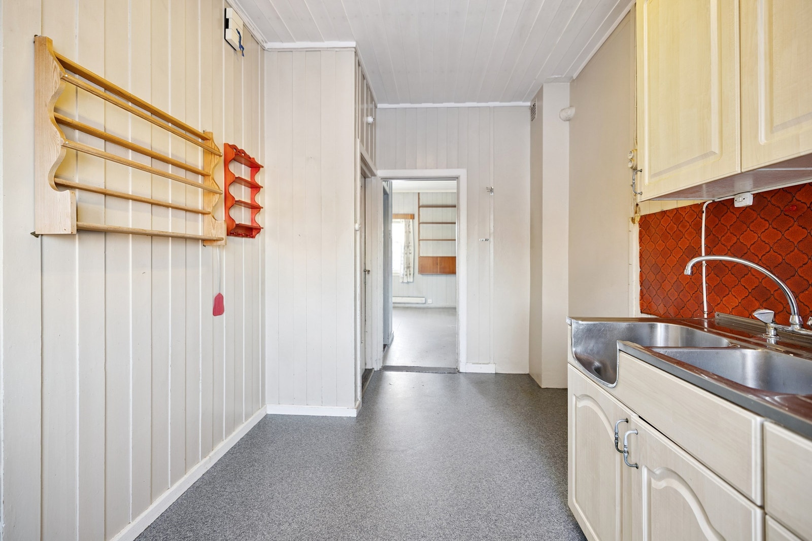 Kjøkkenet har plass til frittstående hvitevarer og praktisk vinylbelegg på gulvet. Galleribilde