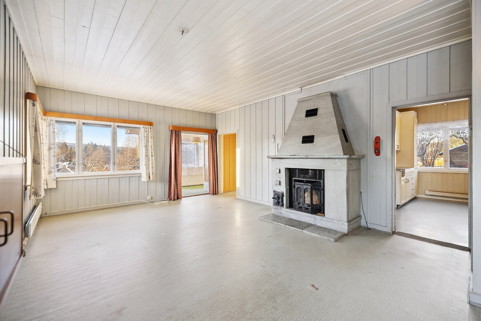 Stuen har en åpen løsning mot spisestuen og direkte utgang til en innglasset hagestue. Galleribilde