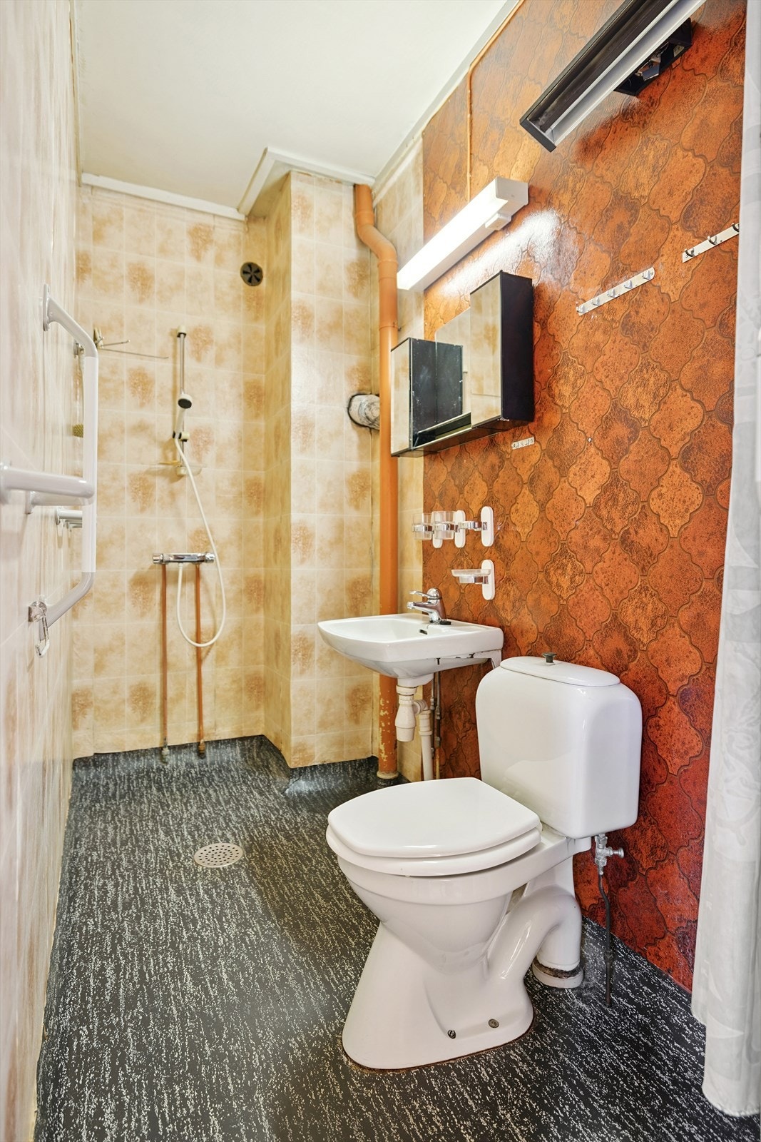 Badet i første etasje er utstyrt med servant, toalett og dusjsone. Galleribilde