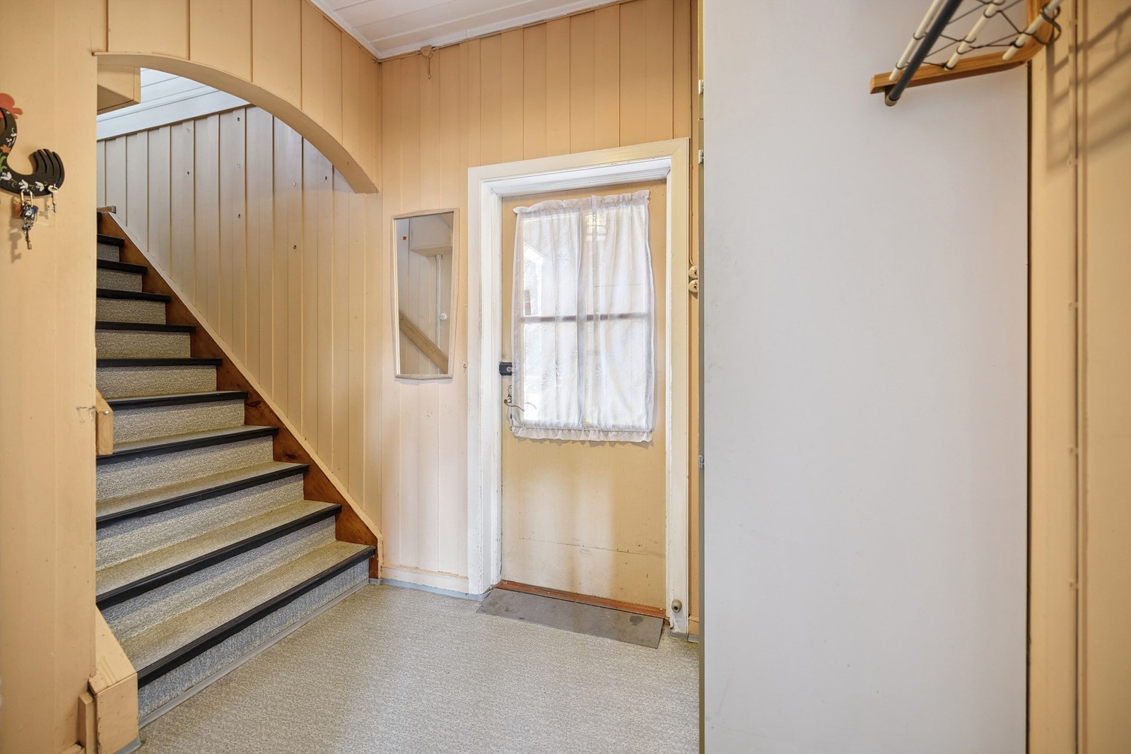 Inngangsparti med trappeforbindelse til både kjeller og andre etasje. Galleribilde