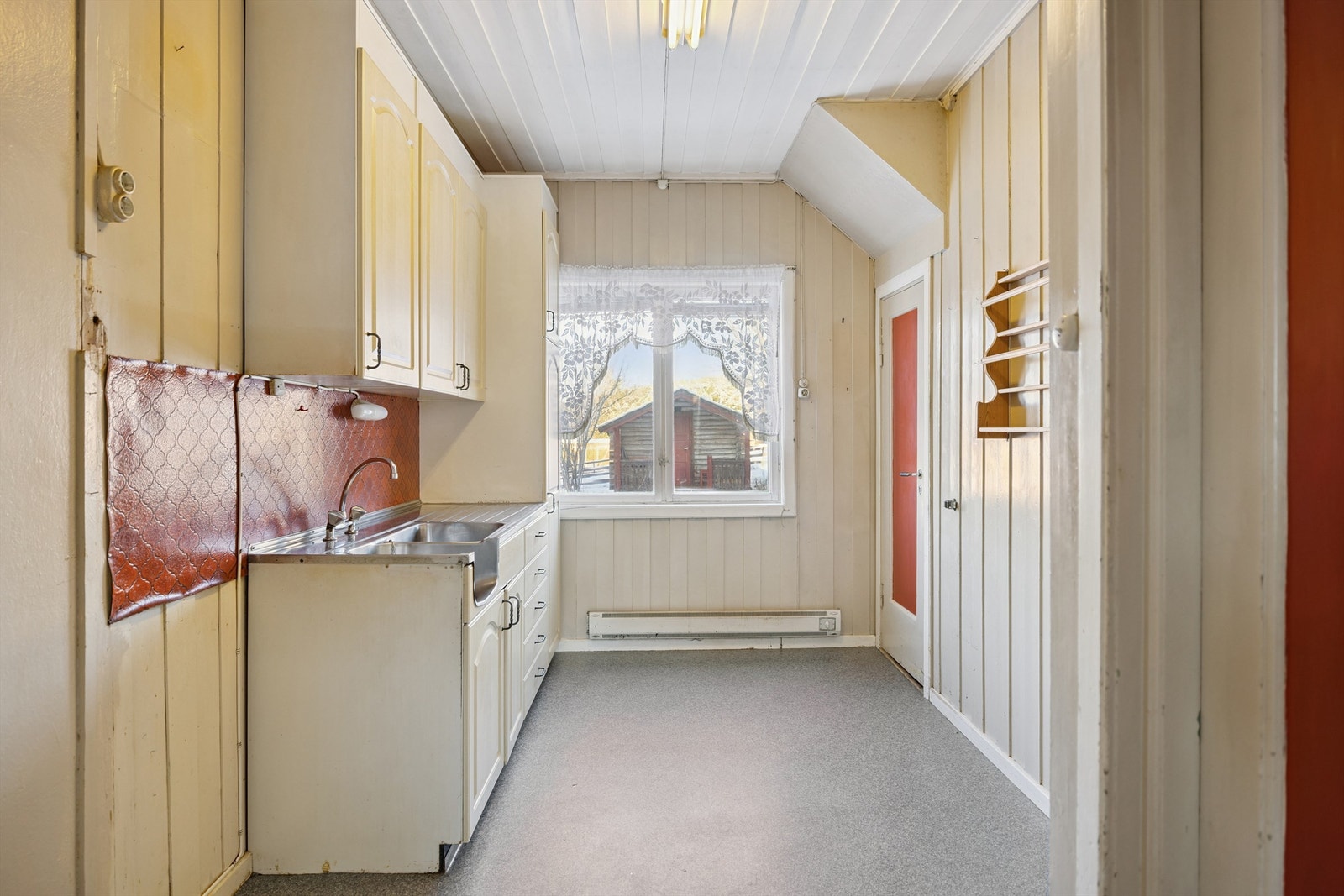 Vinduet gir godt med arbeidslys og utsyn over eiendommen. Galleribilde