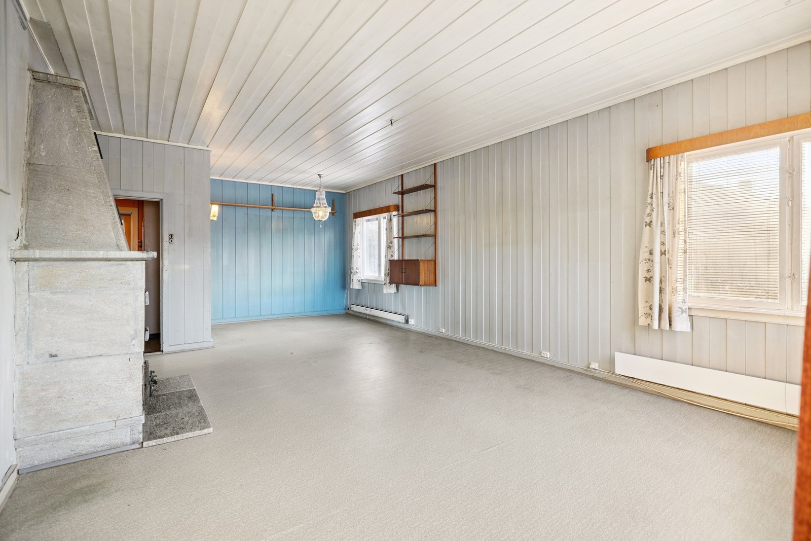 Overflatene består gjennomgående av malt trepanel på vegger og i himling. Galleribilde