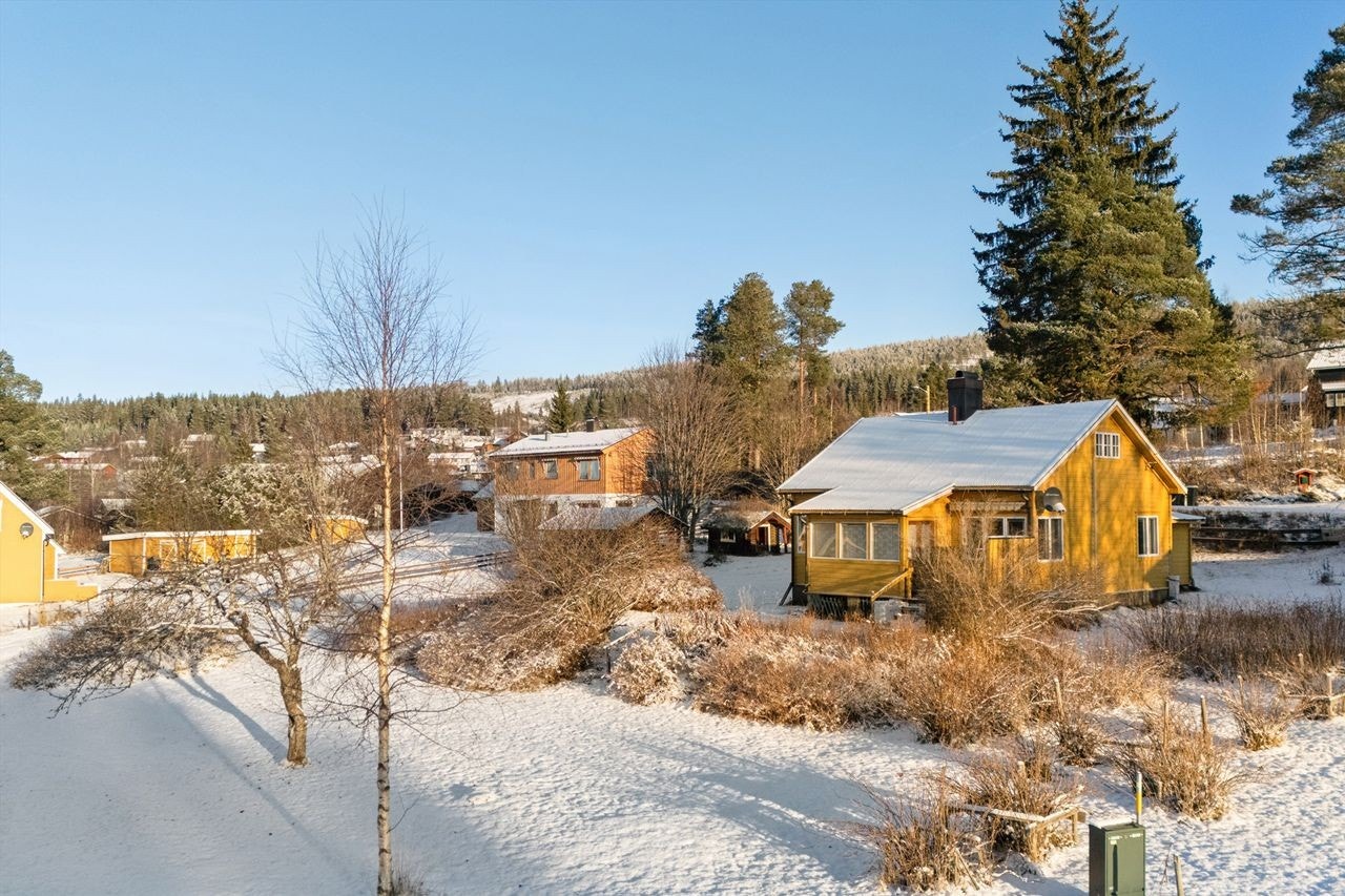 Tomten er pent opparbeidet med et samlet areal på ca. 2493 m², og består av to parseller. Eiendommen er slakt skrånende tomt med etablerte flatpartier. Galleribilde