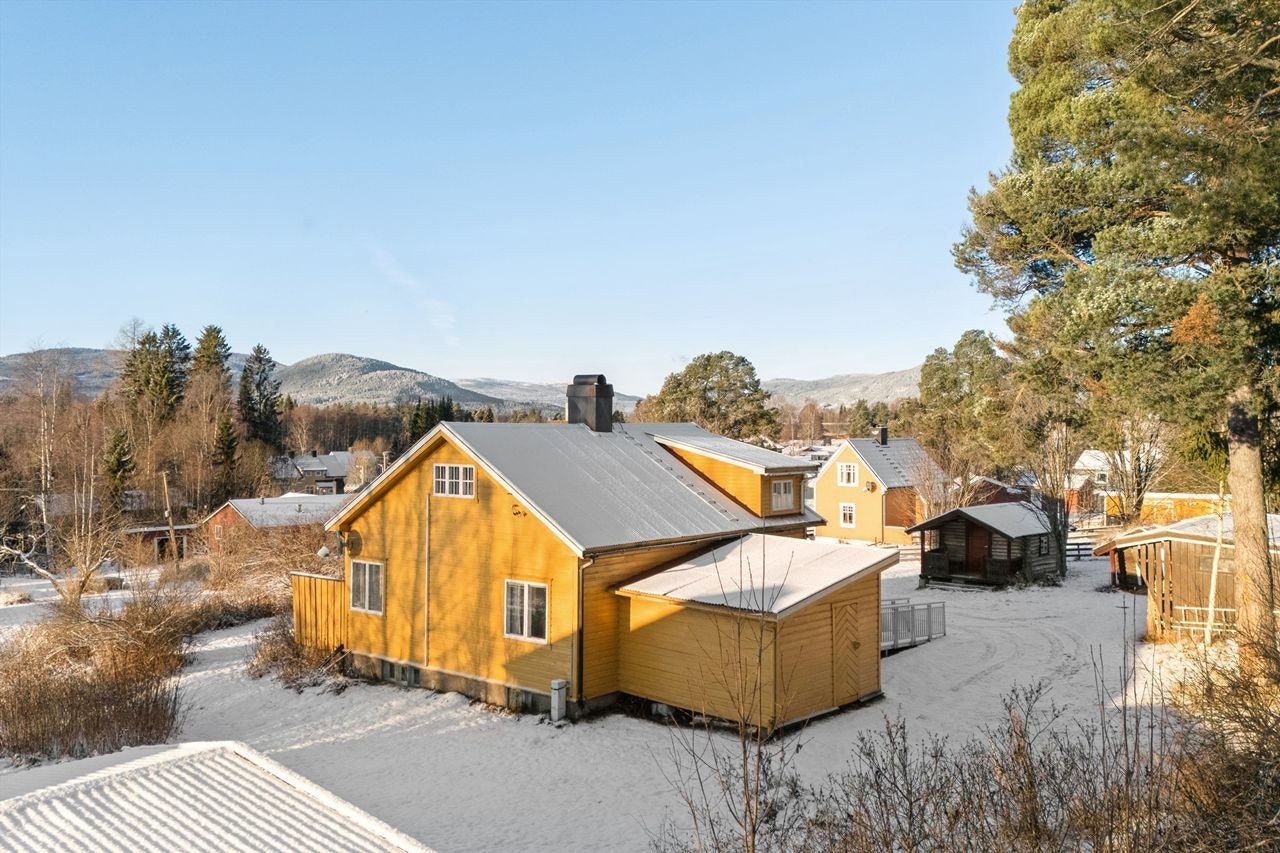 Enebolig med en attraktiv og sentral beliggenhet i et etablert boligområde på Koppang. Galleribilde