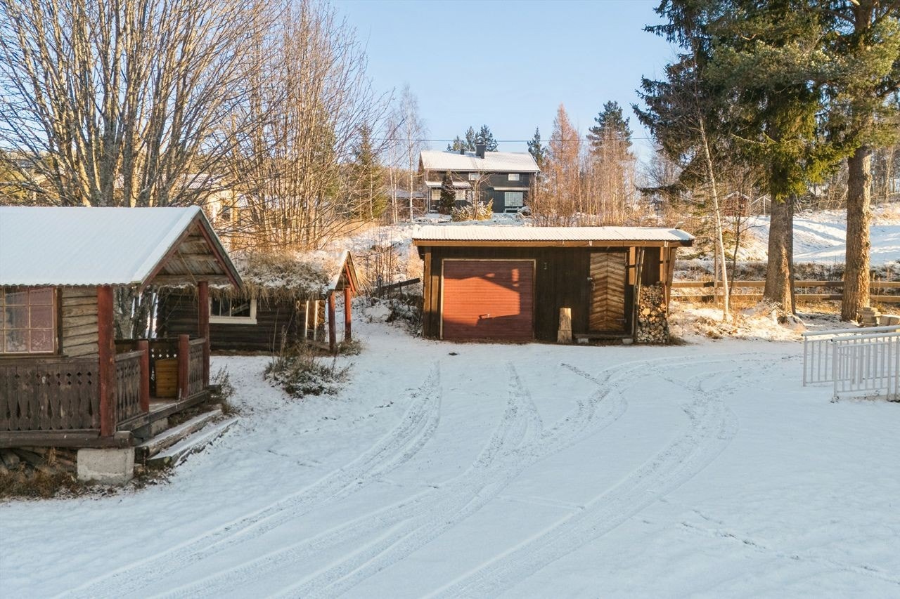 På tomten står en garasje på 31 m² samt en laftet bod og redskapsbod. Galleribilde