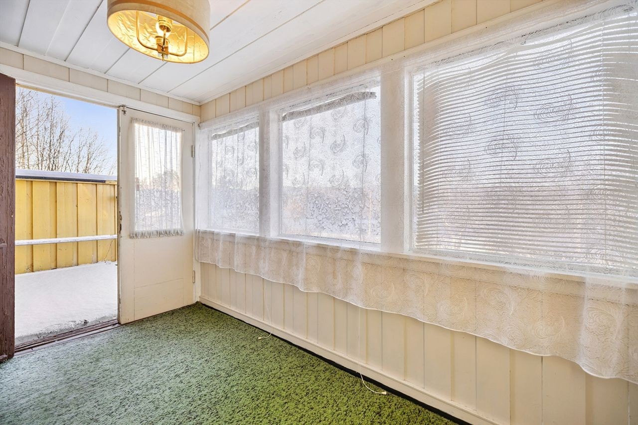 Hagestuen har store vindusflater og videre utgang til en åpen, vestvendt terrasse. Galleribilde