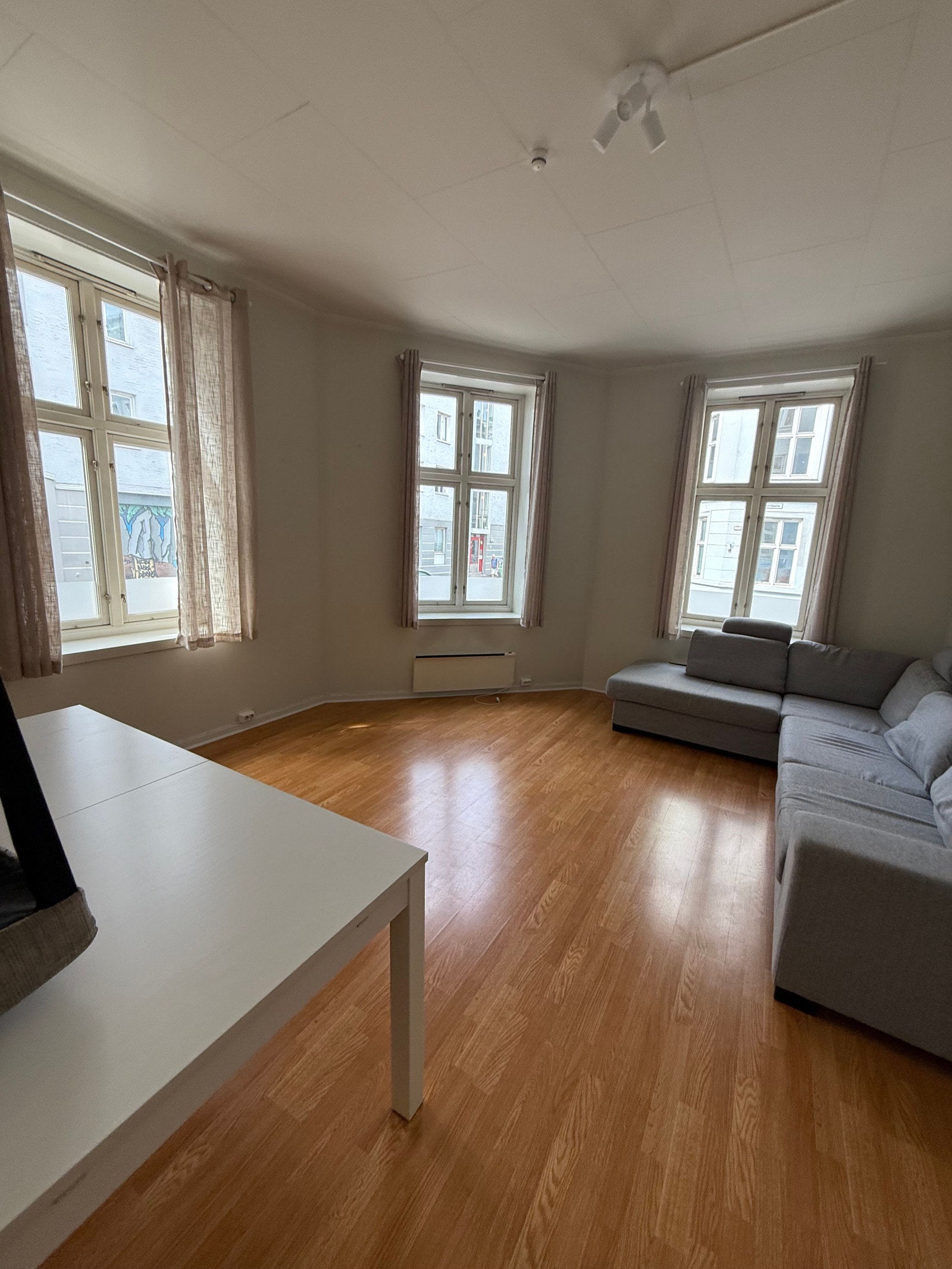 Stue med store vindusflater Galleribilde