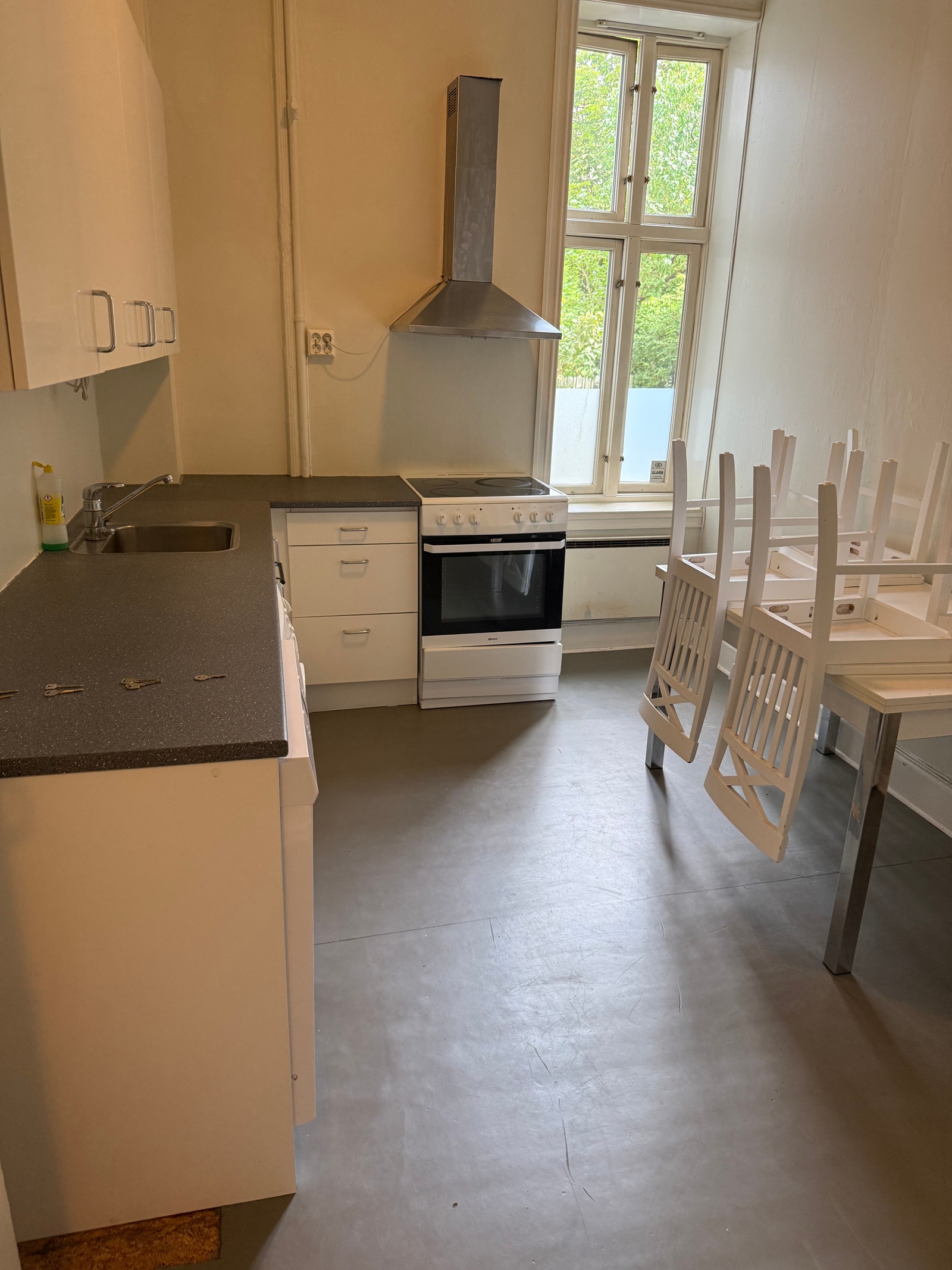 Kjøkken: Hvit kjøkkeninnredning. Hvitevarer med : komfyr, kombiskap og vaskemaskin. Galleribilde