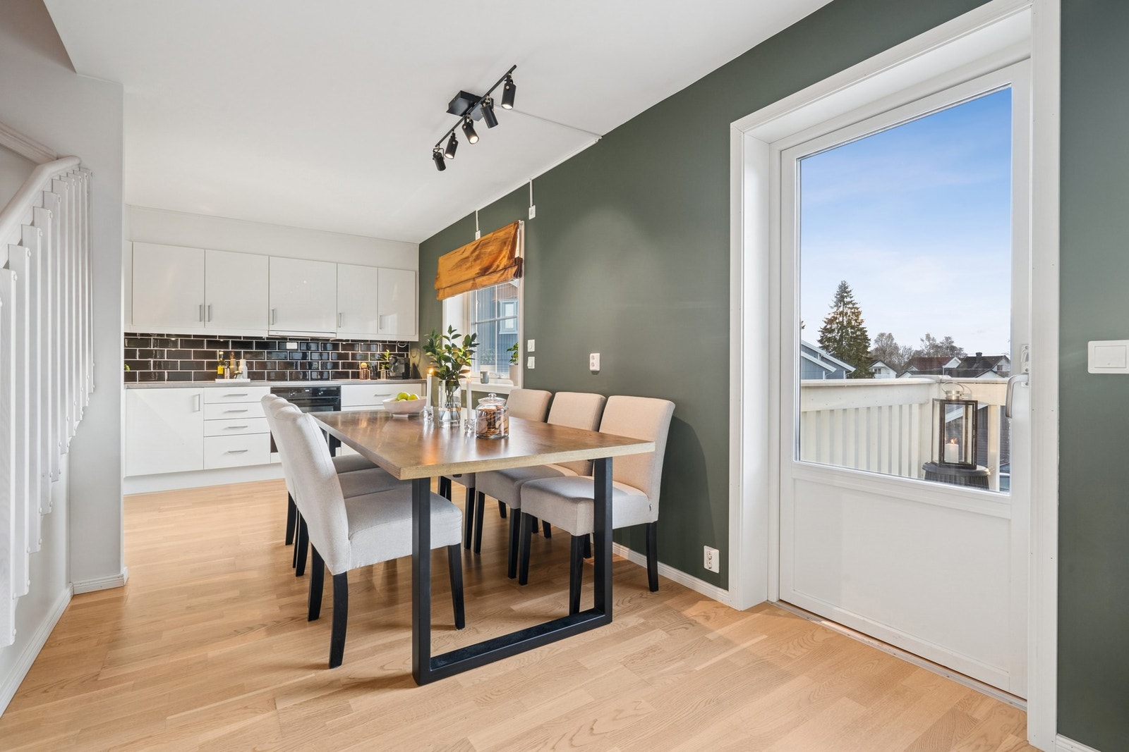 Mellom stue og kjøkken har du plass til å innrede med spisebord og stoler. Galleribilde