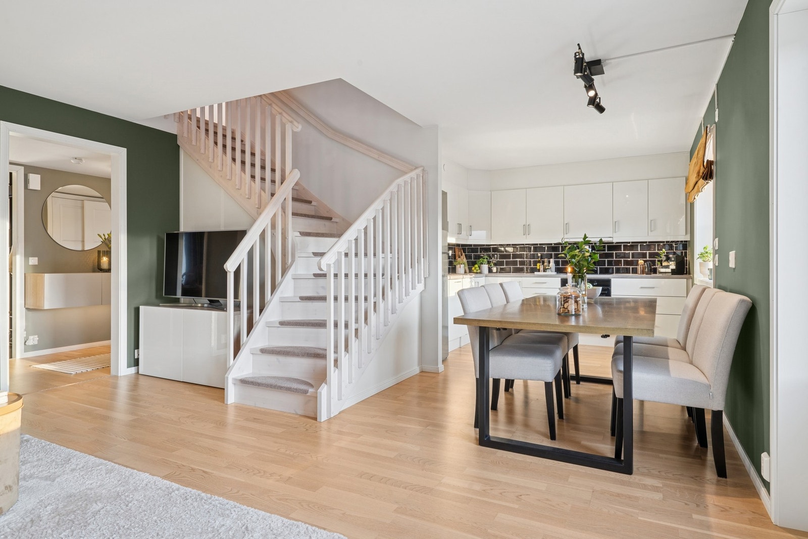 Leiligheten ligger i et veletablert og populært boligområde i Eidsvoll, med flott tilgang til turområder i alle årstider. Galleribilde