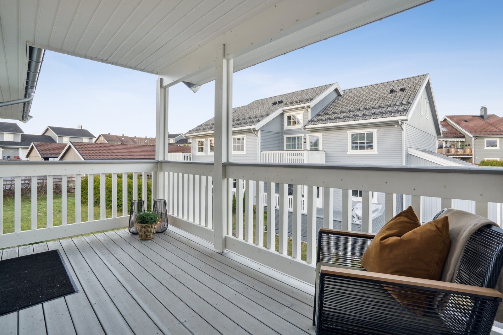 Inngangsparti med plass til sittegruppe og te-bord. Galleribilde