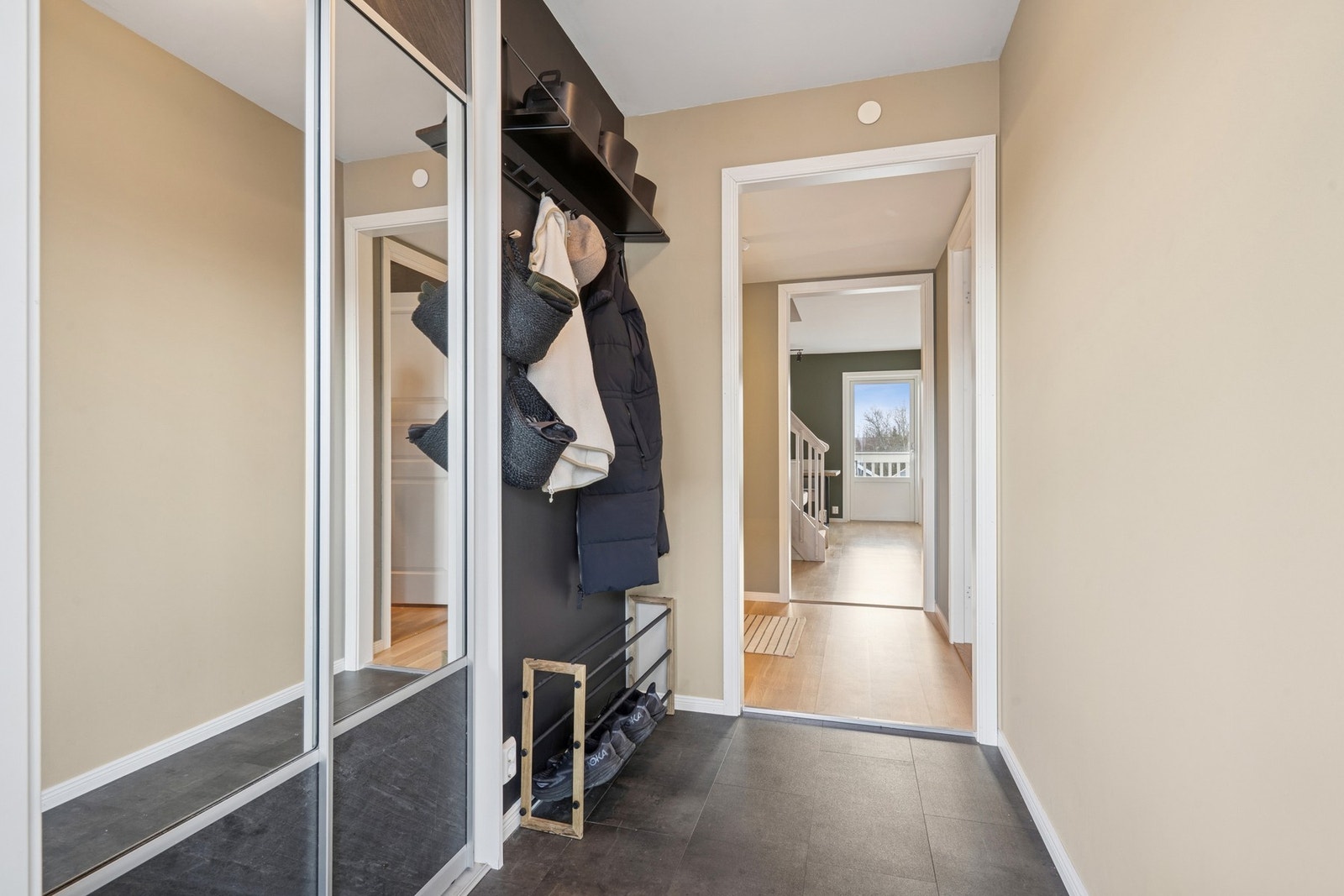 Entré, velkommen inn! Romslig gang med plass til oppbevaring. Galleribilde