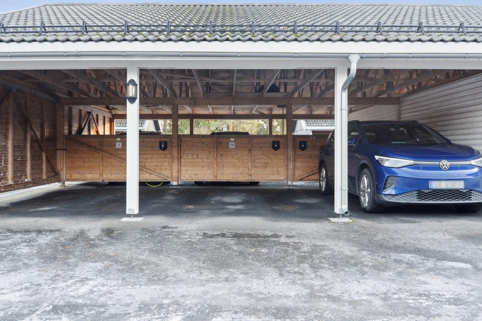 Parkering i carport med opplegg for el-bil lader. Galleribilde