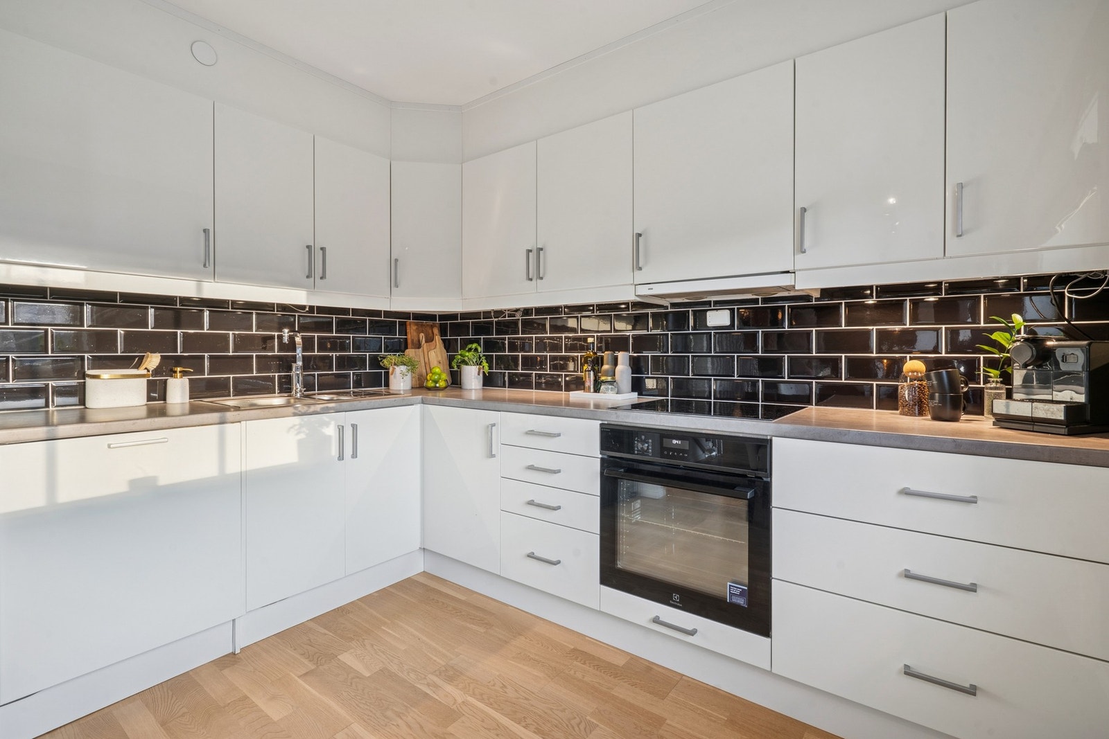 Pent og lyst kjøkken av god størrelse og rikelig med skapplass for oppbevaring av mat og kjøkkenutstyr. Galleribilde