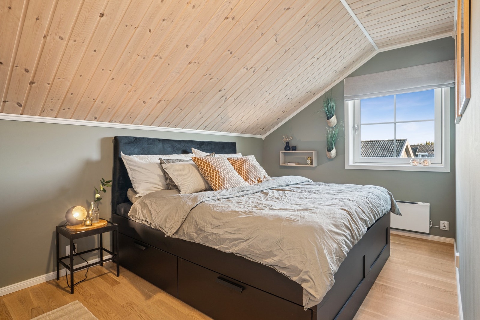 Et romslig og godt rom med plass til stor seng. Galleribilde