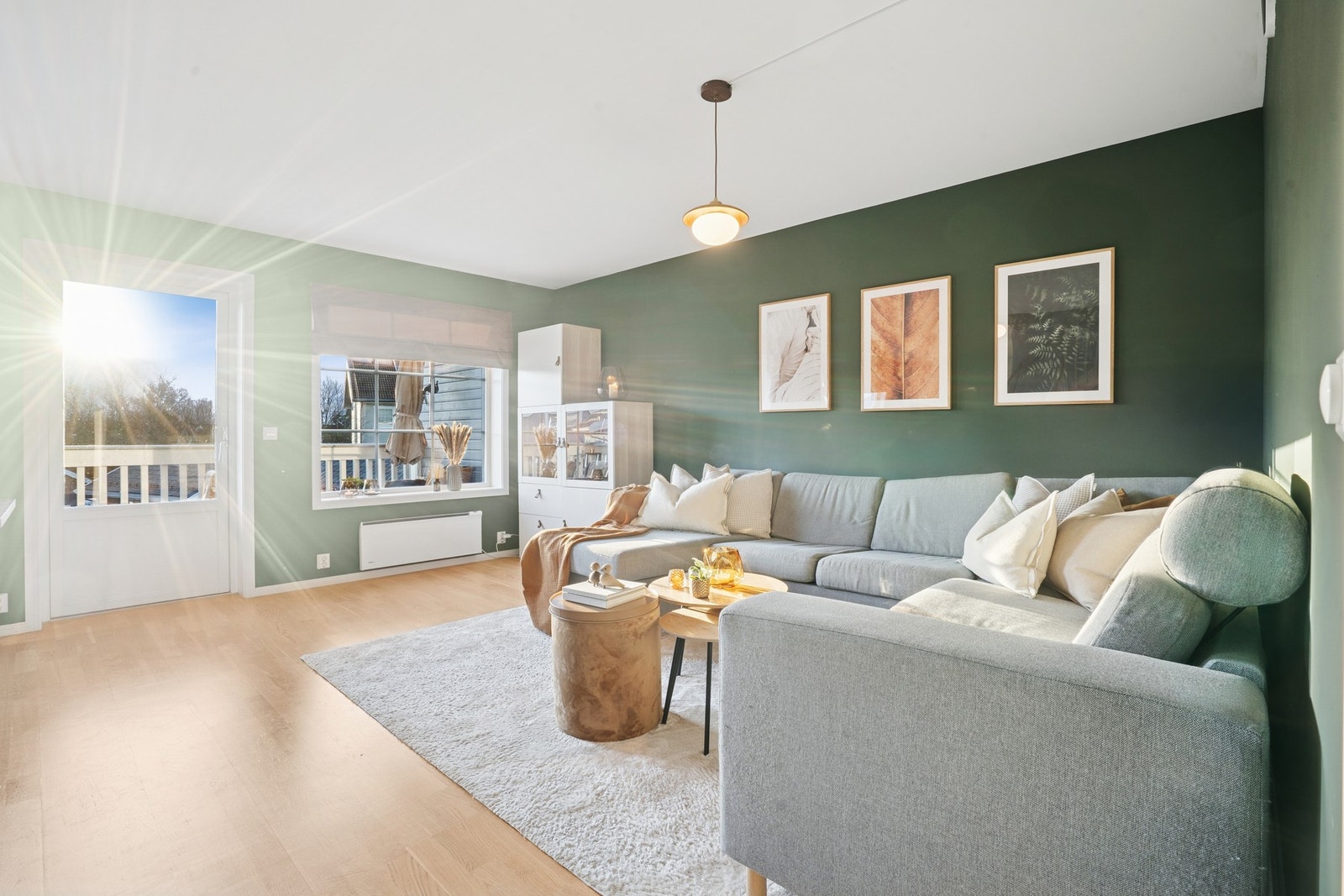 Leiligheten strekker seg over to etasjer og har blant annet to stuer og to bad. Galleribilde