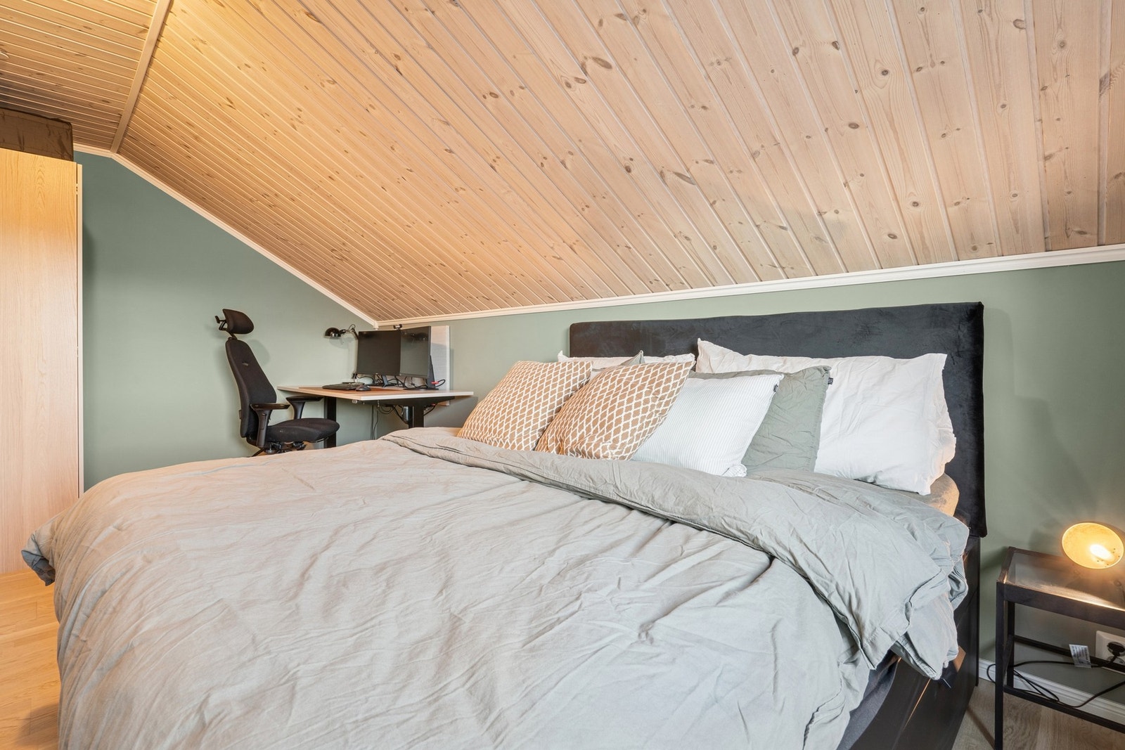 Soverom nr. 3 har god størrelse og befinner seg i andre etasjen. Galleribilde