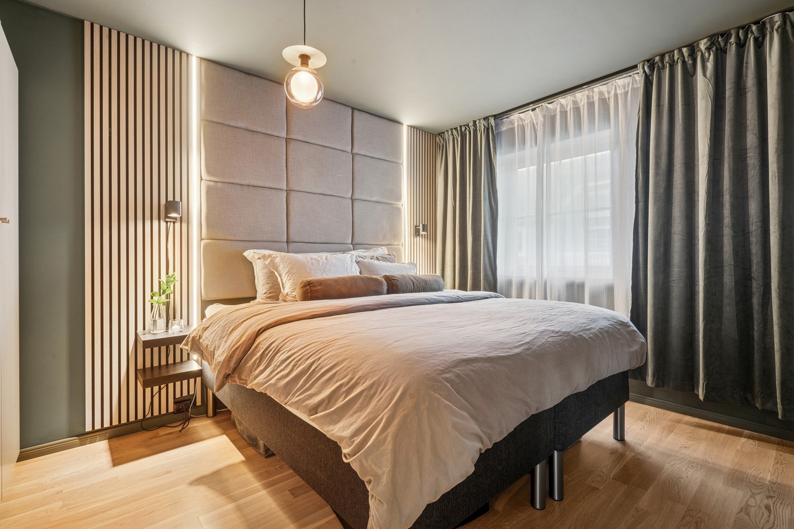 Hovedsoverommet byr på hotellfølelse med lekkert utseende, lune leddlys og behagelig farge. Galleribilde