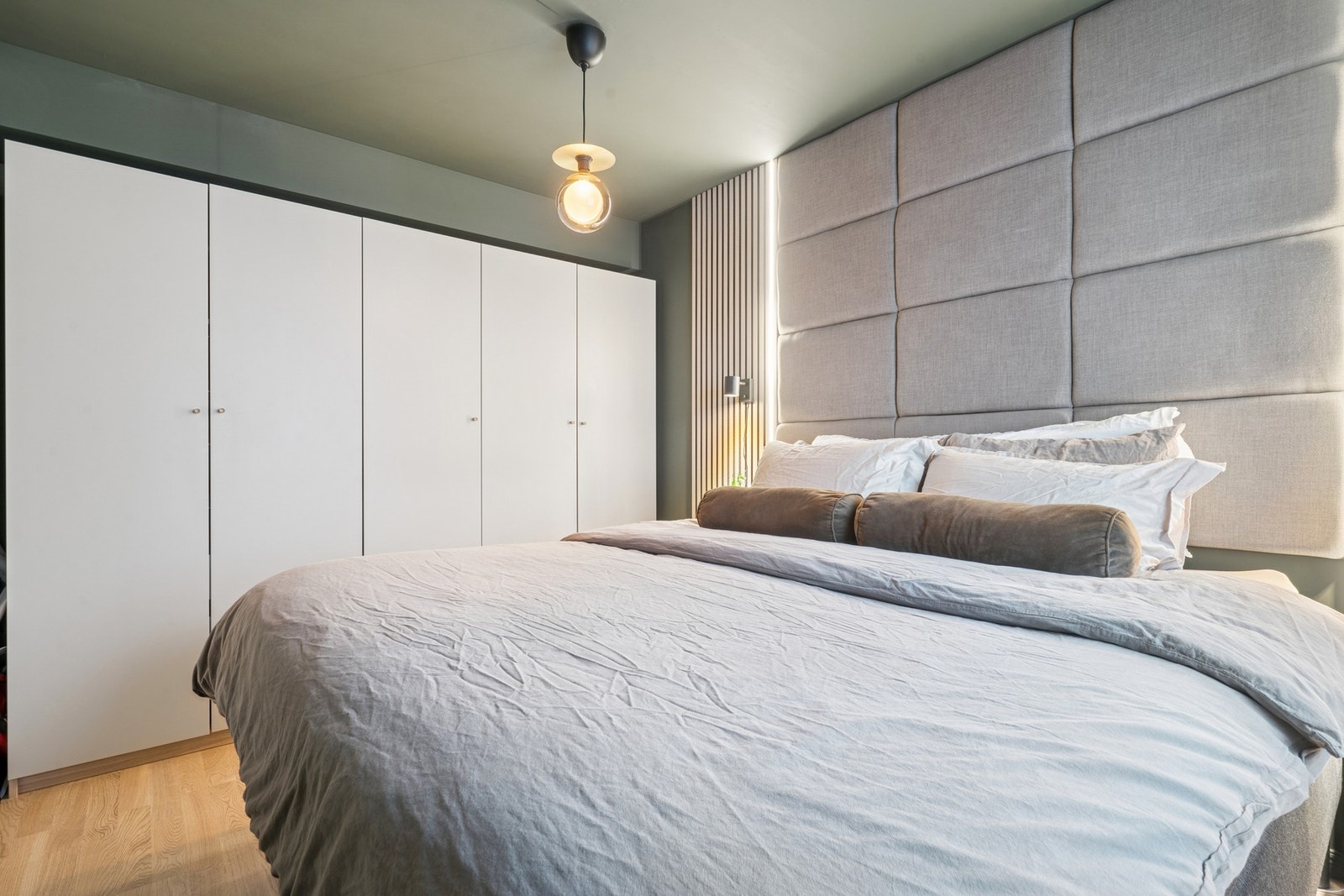 Det er rikelig med skapplass på hovedsoverommet. Galleribilde