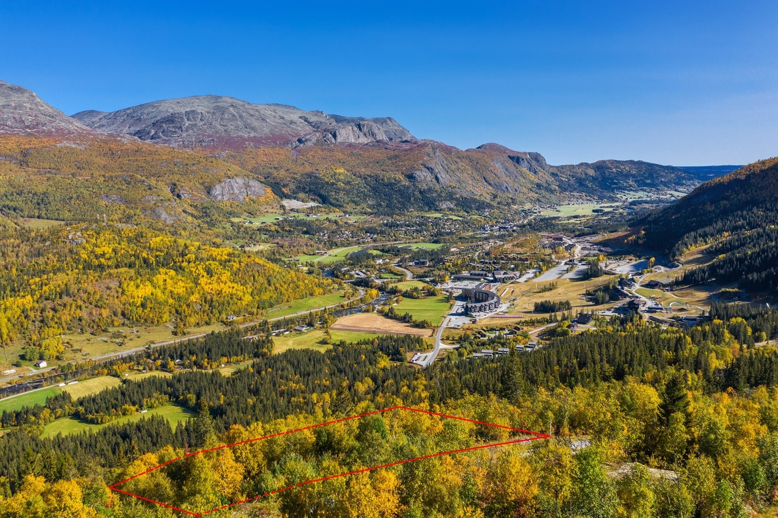 Tomten ligger høyt med fantastisk utsikt over dalføret, nordfjellene og Hemsedal skisenter! Galleribilde