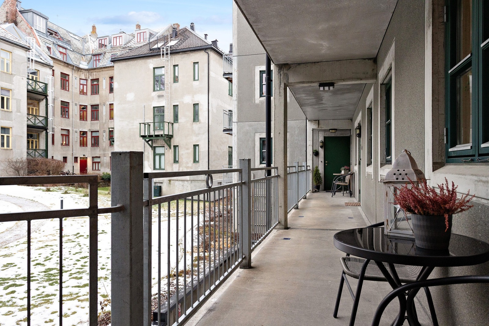 Tilkomst via svalgang med utsyn mot fine felles grøntområder. Her kan man nyte morgenkaffen i sola i sommerhalvåret. Galleribilde