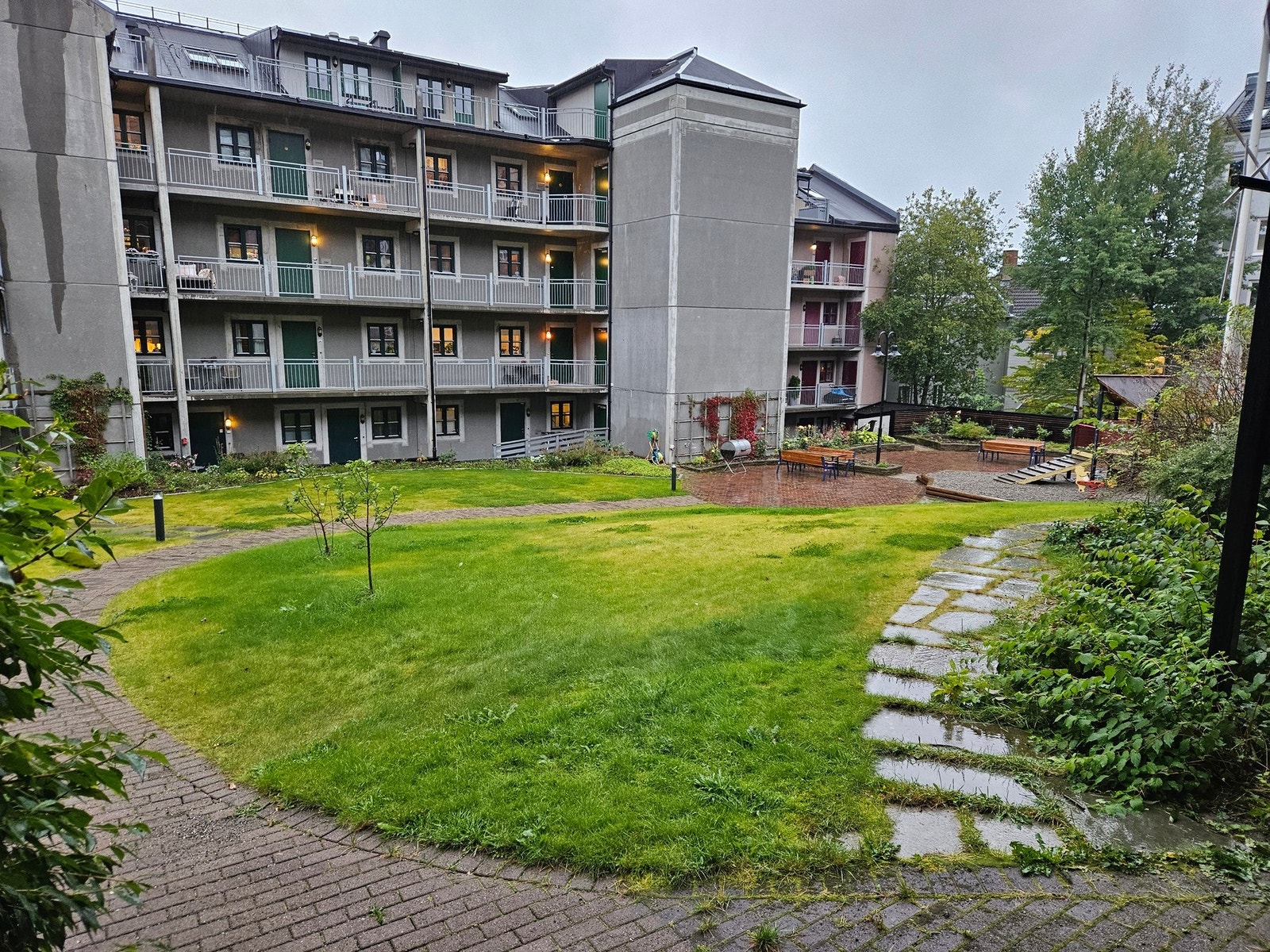 Sameiet har tilgang en svært attraktiv lukket bakgård med gode solforhold. Her har sameiet også egen sykkelparkering for beboerne. Galleribilde