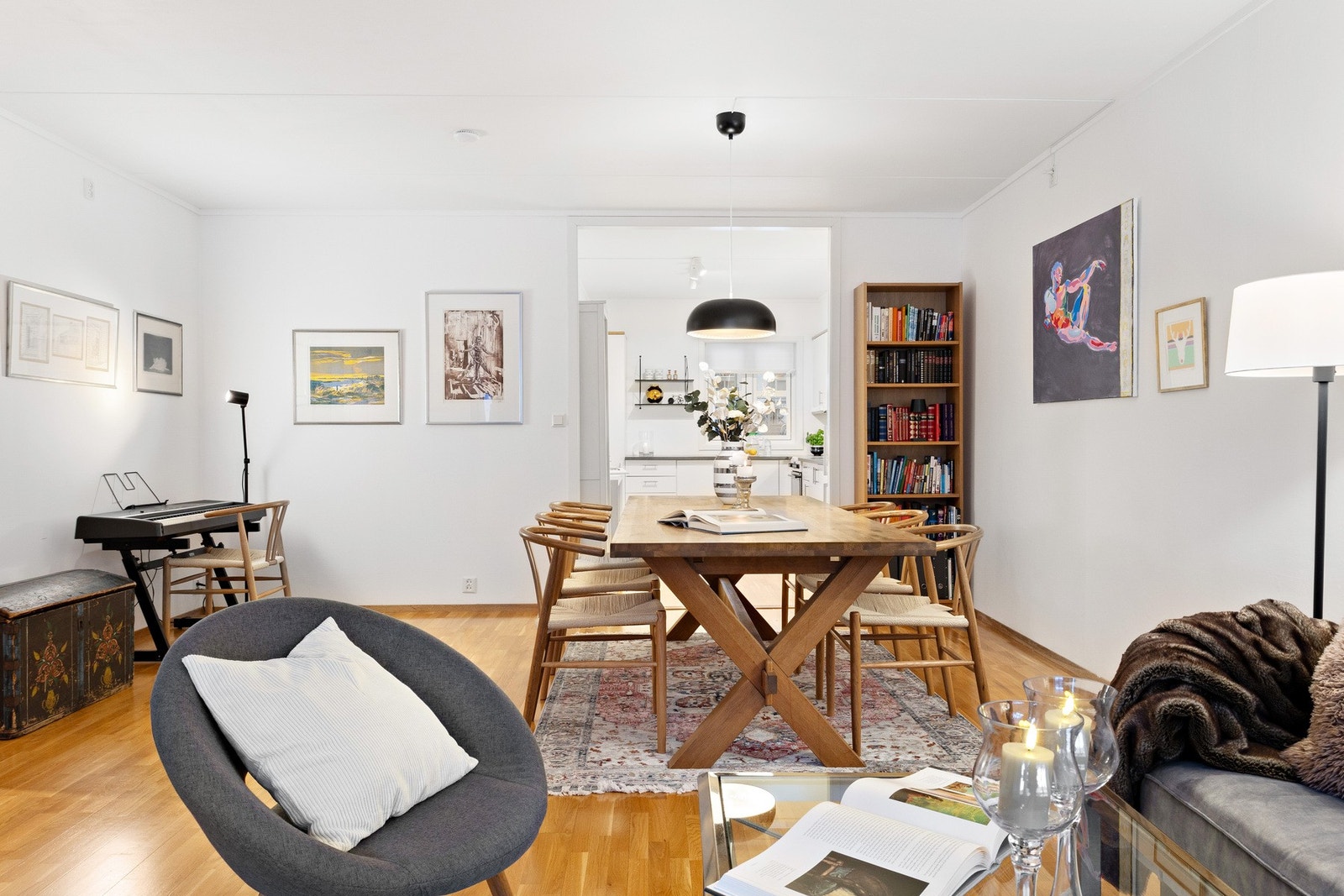 Stuens størrelse og utforming gir gode muligheter for møblering etter eget behov og ønske. Galleribilde