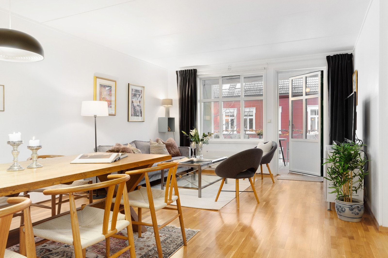 Stua er på hele 30 kvm. og nyter rikelig naturlig dagslys fra lysinnslipp på 2 sider. Galleribilde