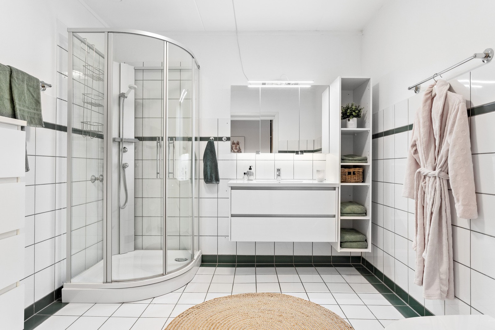 Lyst og fint baderom 7 kvm. med gulvvarme. Badet er utstyrt med toalett, dusjkabinett og en pen baderomsinnredning. Galleribilde