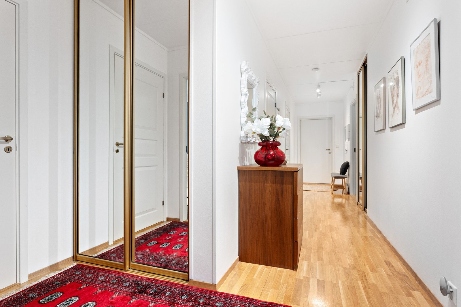 Gangen måler 14 kvm og binder fint boligen sammen. Galleribilde