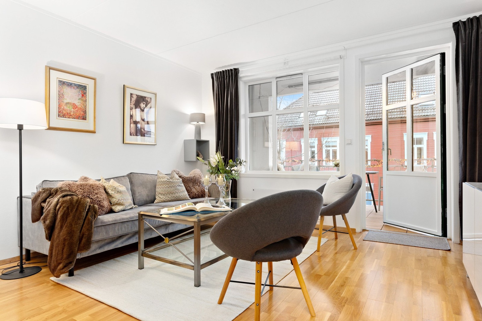 Velkommen til denne attraktive & romslige 4-roms leiligheten i Båhus gate 1. Galleribilde