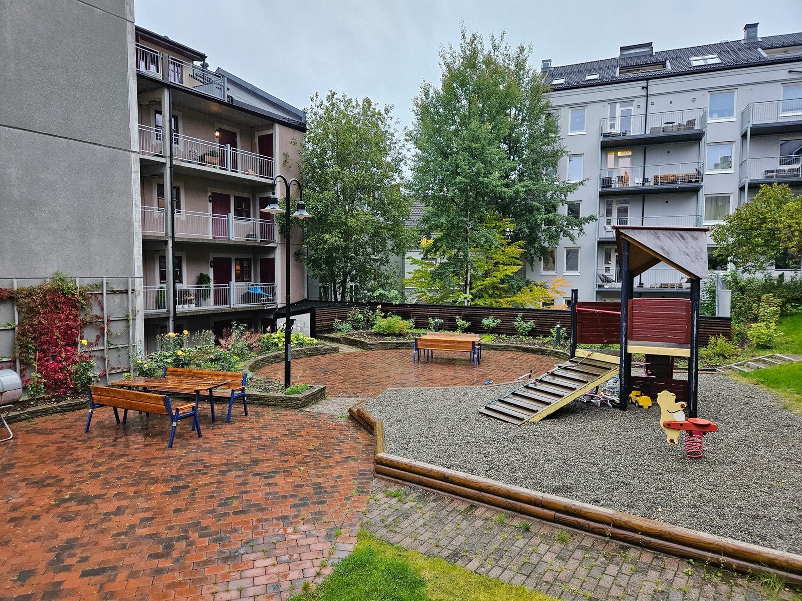 Barnevennlig bakgård som inviterer til lek for de små, og avslapning for de voksne. Lekeplass, sittegrupper og grill er noe av det bakgården kan by på. Galleribilde