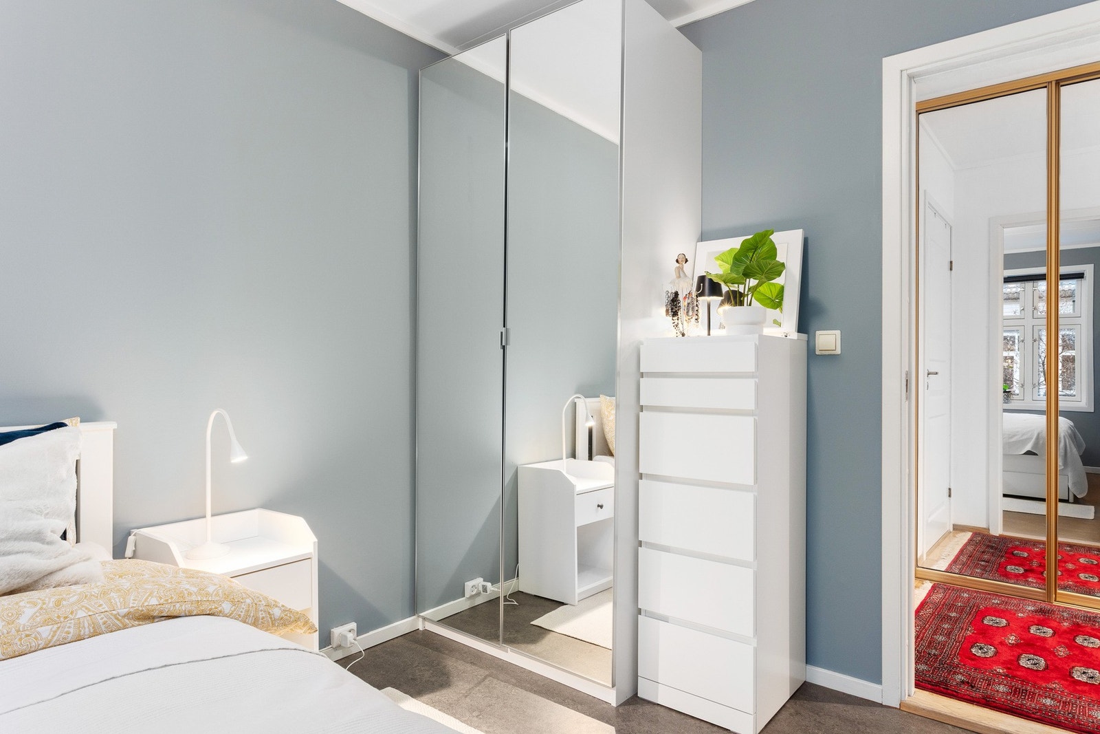 Rommets utforming gir deg god plass til stor seng og garderobe. Galleribilde