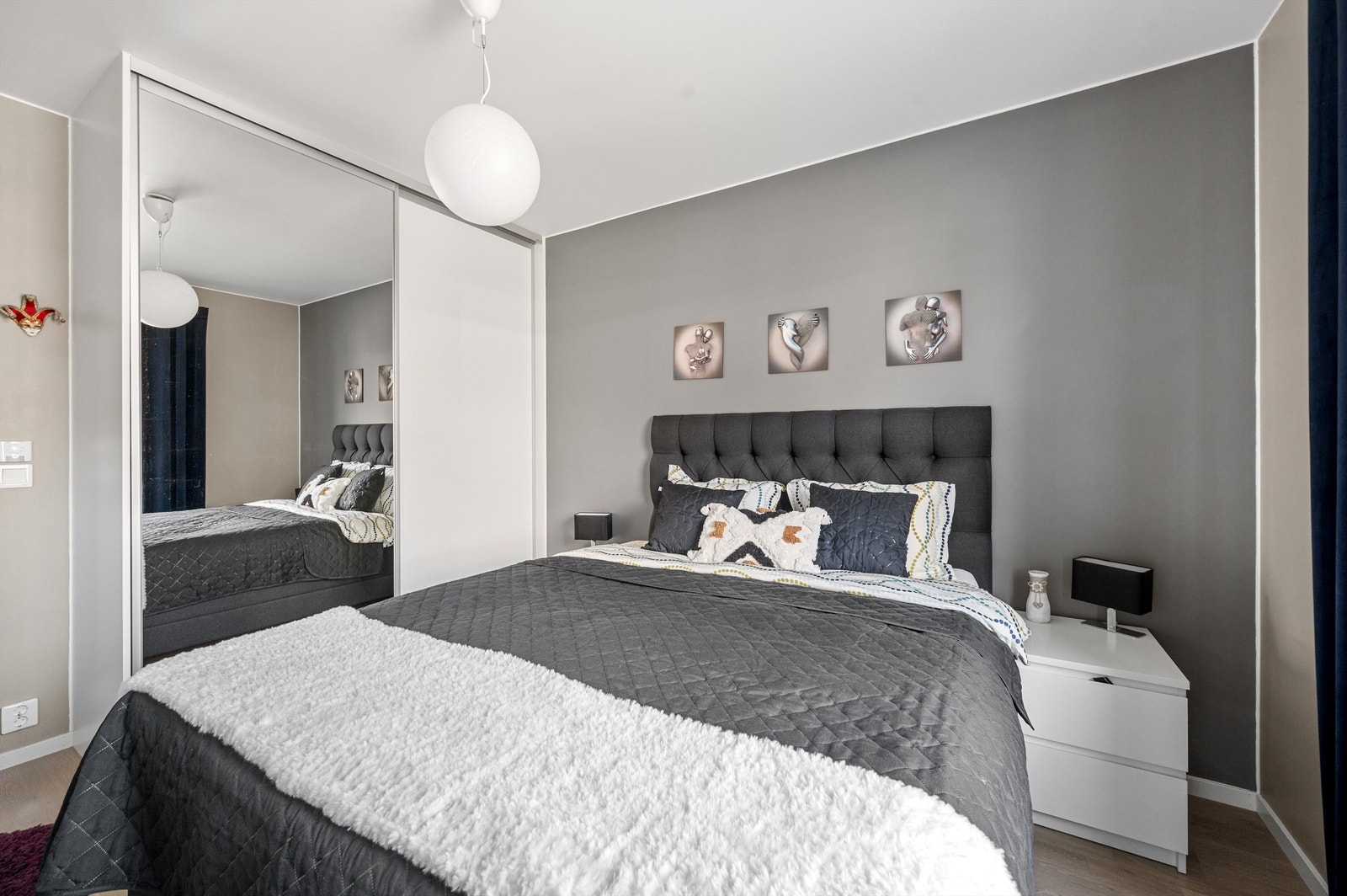 Boligen har til sammen tre soverom som alle befinner seg i 1. etasje. Hovedsoverommet er utstyrt med skapsystem fra Maxbo Elfa. Galleribilde