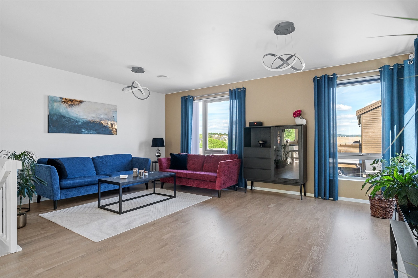 Stue og kjøkken ligger i åpen og sosial løsning. Her er det enkelt å innrede etter eget ønske, og det er god plass til sofagruppe med tilhørende salongbord, tv- seksjon og større spisebord i tilknytning til kjøkkenet hvor hele familien kan samles. Galleribilde