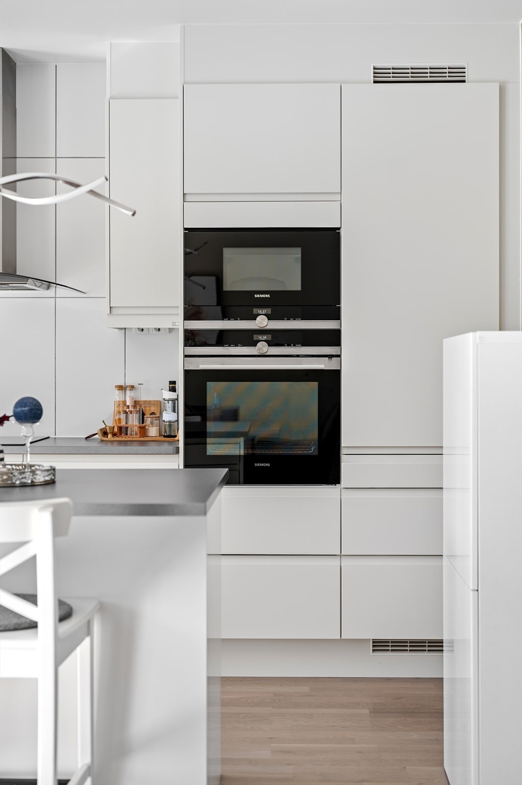 Hvitevarene er integrert platetopp, stekeovn, mikrobølgeovn og oppvaskmaskin. Galleribilde