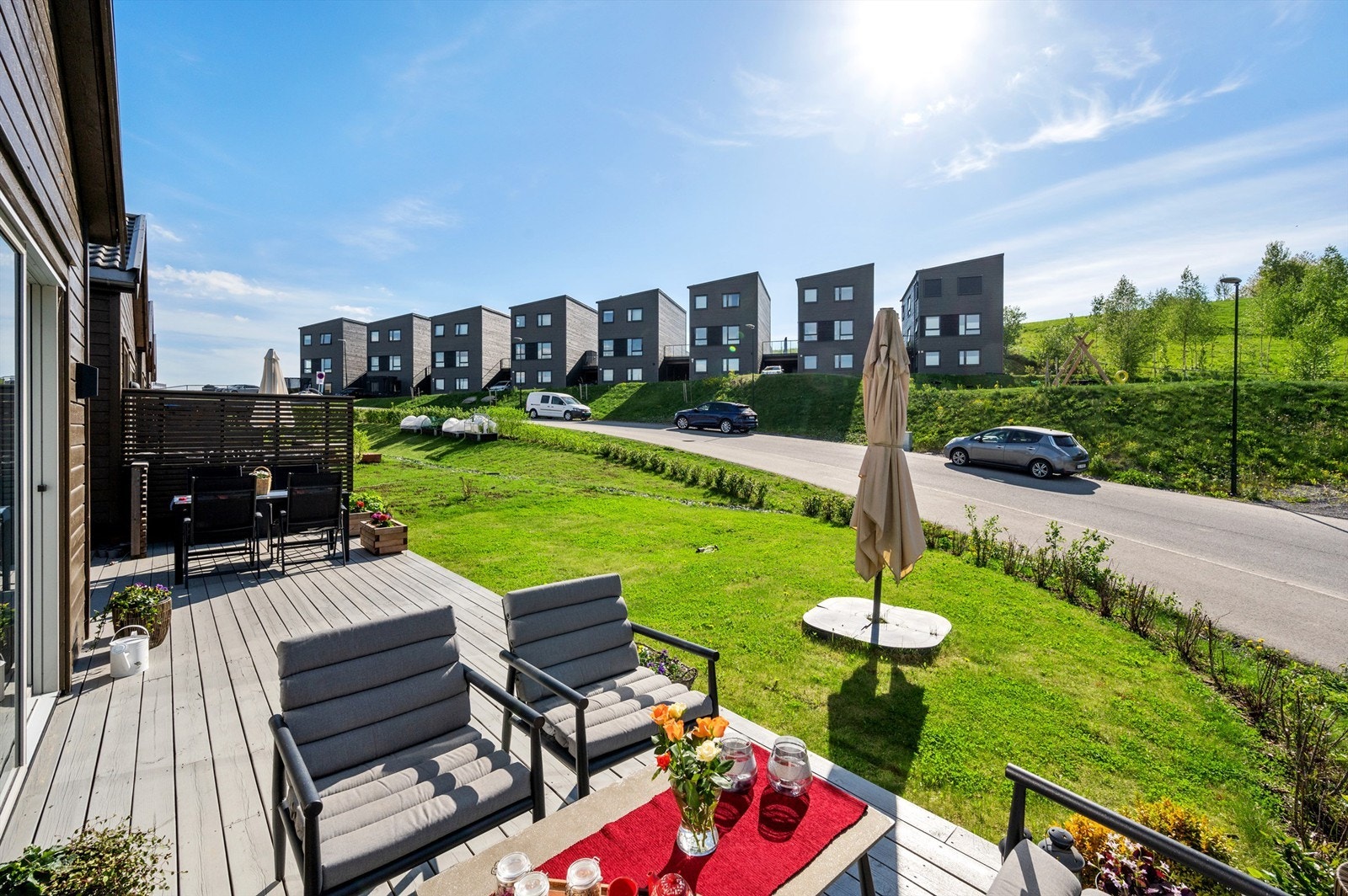 Boligen ligger øverst på feltet og har svært god intern beliggenhet. Området er attraktivt og ligger i landlige omgivelser som passer utmerket for barnefamilier. I umiddelbar nærhet finner du en ny og flott lekeplass for barna. Galleribilde