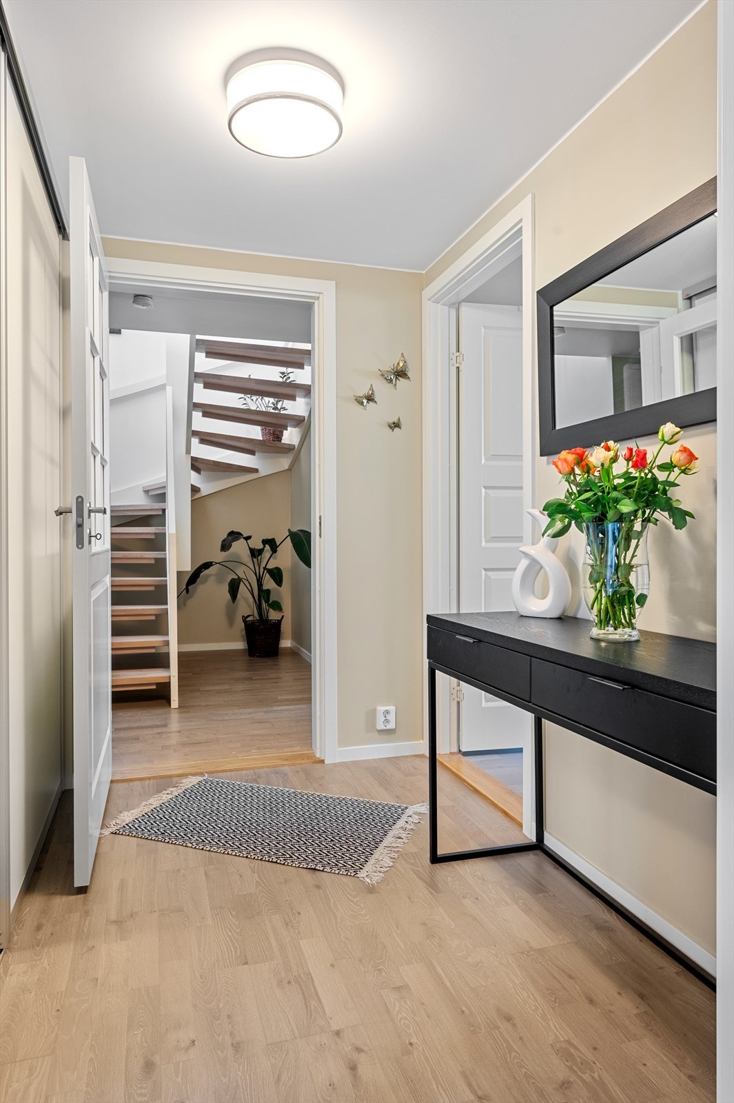 Velkommen inn! Lys og innbydende entré som er med på å gi et godt førsteinntrykk av boligen. Her er det rikelig med oppbevaringsplass i skyvedørsgarderobe. Galleribilde