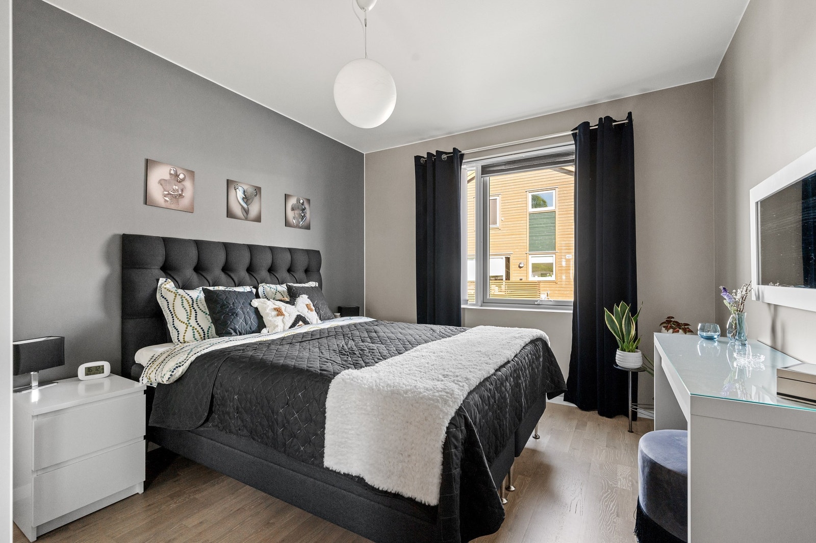 Rommene er av god størrelse og har plass for dobbeltseng med tilhørende nattbord på begge sider, samt oppbevaring i garderobeskap. Galleribilde