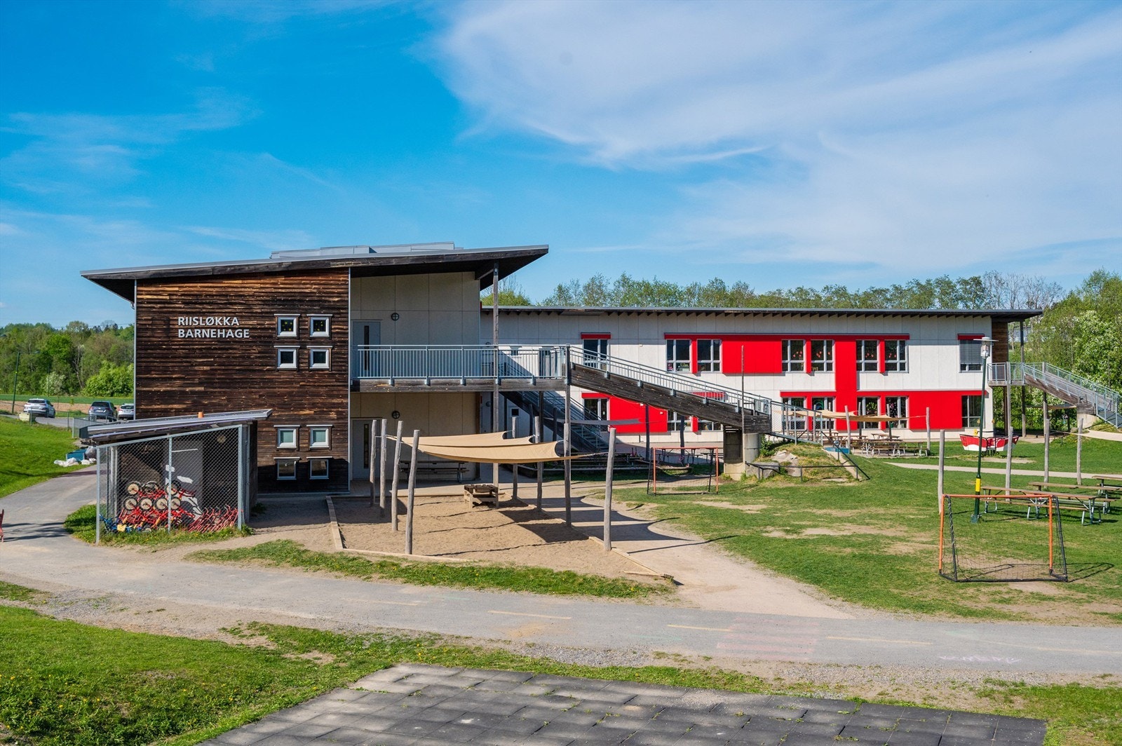 Området er svært barnevennlig og med nærhet til flere barnehager. I umiddelbar nærhet ligger Riisløkka Barnehage. Galleribilde