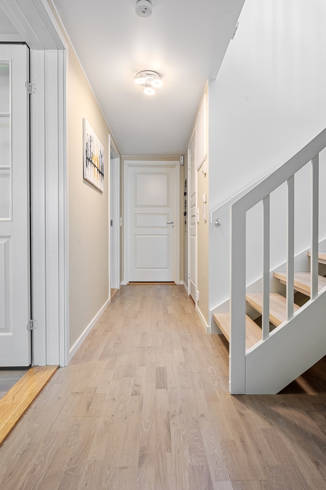 Videre fra entré er det tilgang til trapperom med videre adkomst til begge bad og soverom, samt 2. etasje. Galleribilde