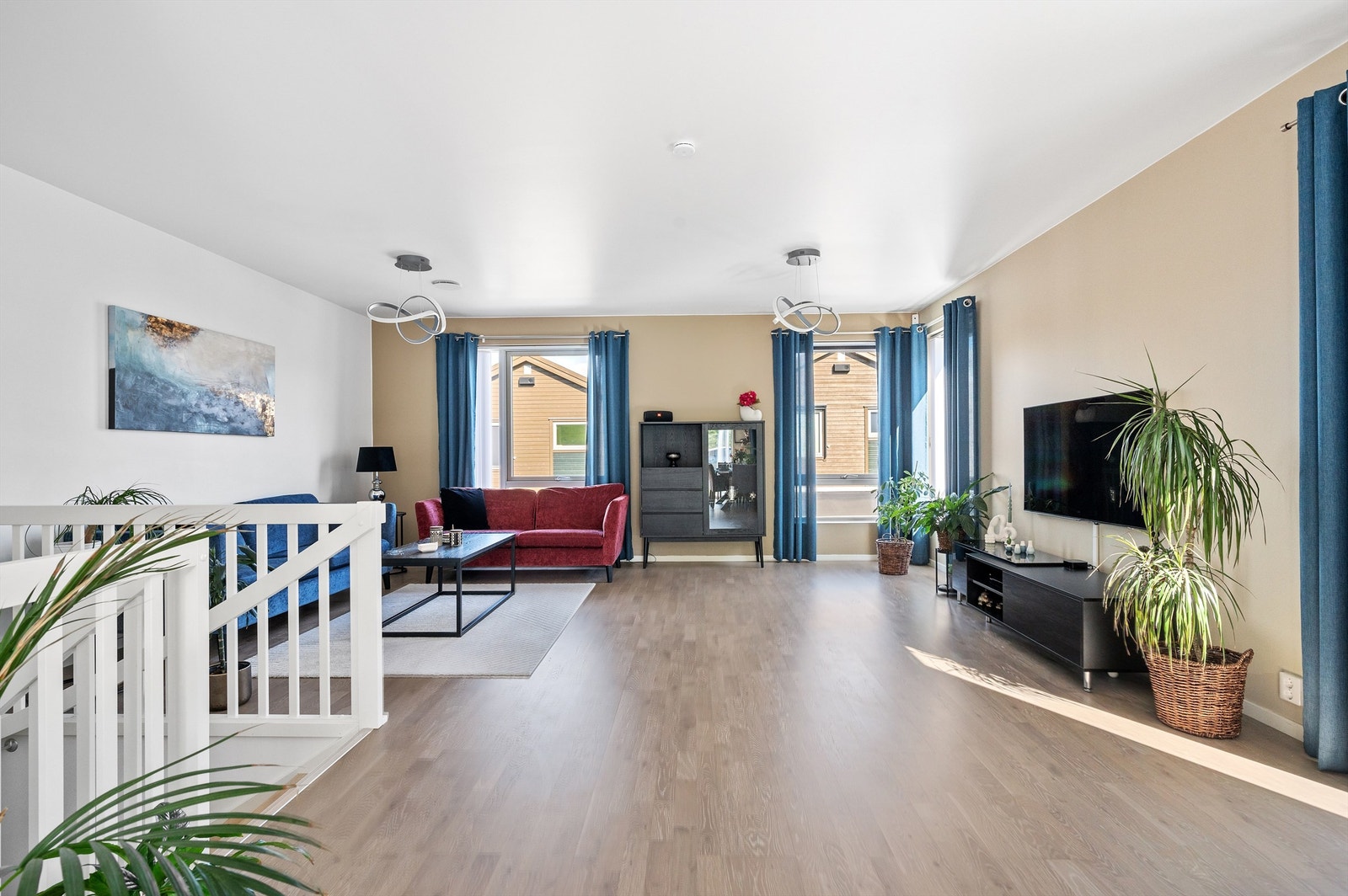 Når du kommer opp trappen til 2. etasje møter et stort og luftig rom deg med god takhøyde og mye dagslys som slippes inn gjennom store vindusflater. Galleribilde