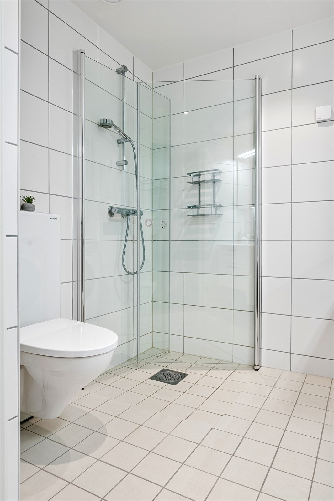 Innredningen består av vegghengt toalett, servant med innredning, speilskap med lys og dusjhjørne med svingbare glassdører. Opplegg for vaskemaskin og balansert ventilasjon. Galleribilde