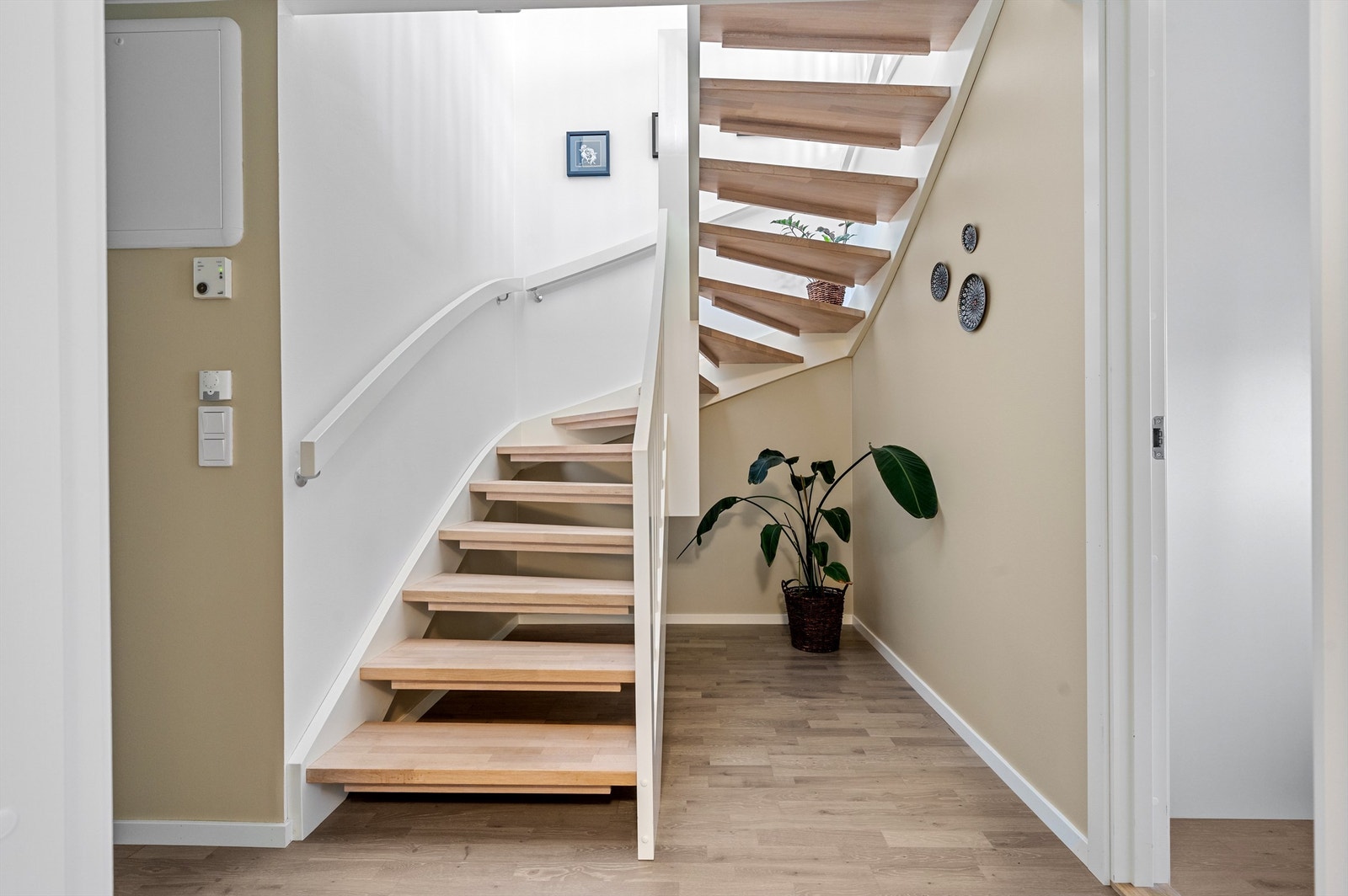 Eneboligen ble bygget i 2019 av den anerkjente utbyggeren JM og holder følgelig en god standard med mye komfort og god funksjonalitet. Galleribilde