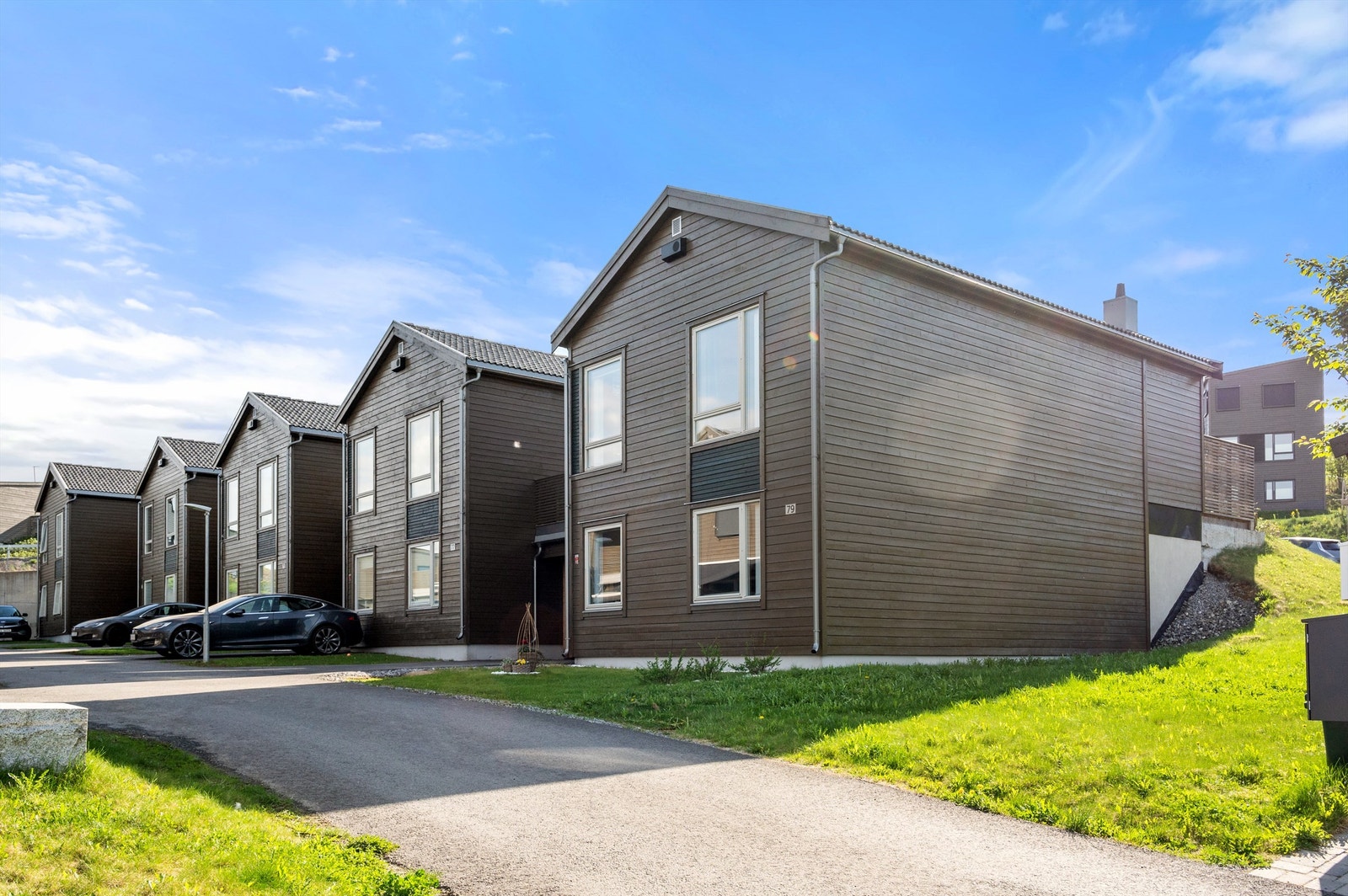 Nydelige solforhold fra morgen til kveld - dette kan nytes på boligens sør og vestvendte terrasser på til sammen ca. 55 kvm. I tillegg har du en liten hage som er pent opparbeidet der du er skjermet i din egne lille oase. Galleribilde