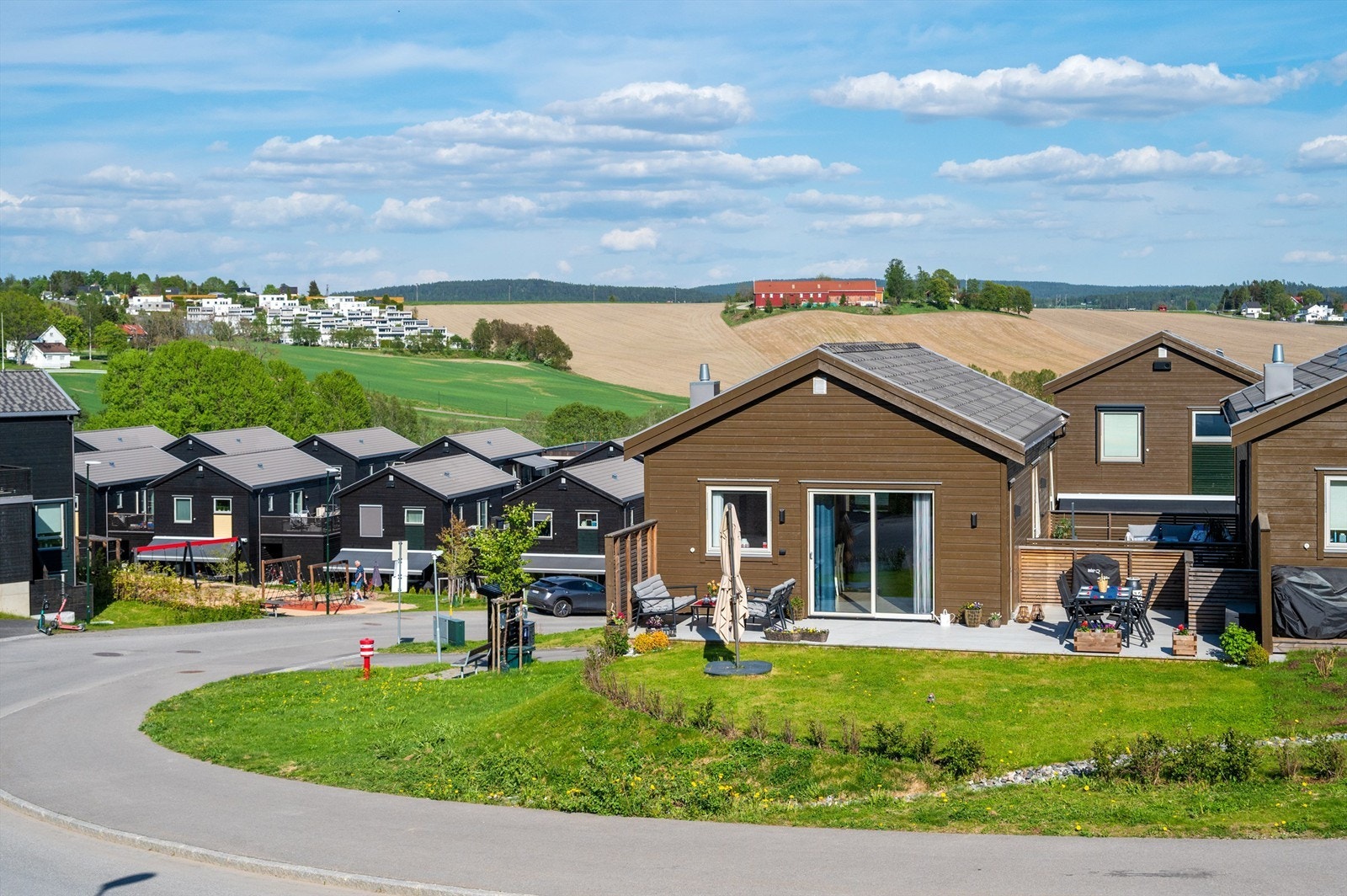 Moderne og flott enebolig beliggende på enden av en kjede på fem eneboliger. Rolig og tilbaketrukket beliggenhet på Kjeller i Lillestrøm kommune. Foto: Peter Futo/Cool Pics AS Galleribilde
